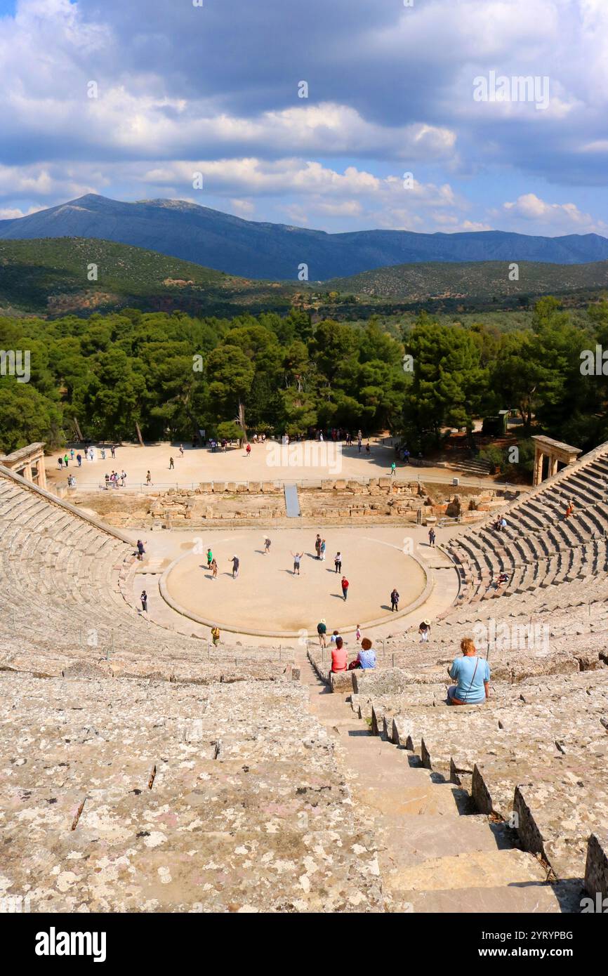 Das antike Theater von Epidaurus ist ein Theater in der griechischen ...