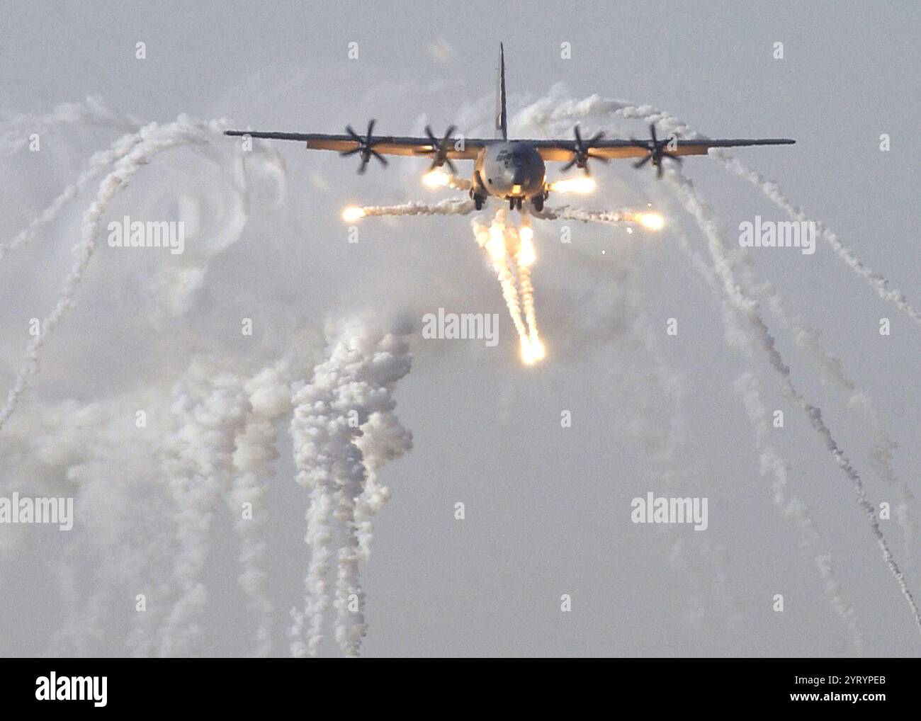 030701-F-7685H-036.Zentralkommando (1. Juli 2003) -- Ein britisches Flugzeug C-130J Hercules startet defensive Gegenmaßnahmen, bevor es als erstes Koalitionsflugzeug auf der neu eröffneten militärischen Landebahn am Bagdad International Airport landet. Die militärische Landebahn wurde von Koalitionsflugzeugen bombardiert und war seit Beginn der Operation Iraqi Freedom geschlossen worden. Dank der Hilfe der 1st Expeditionary Red Horse Group und der 447th Expeditionary Civil Engineering Squadron wurde die Landebahn repariert und ist wieder einsatzbereit. Das britische Flugzeug war toll Stockfoto