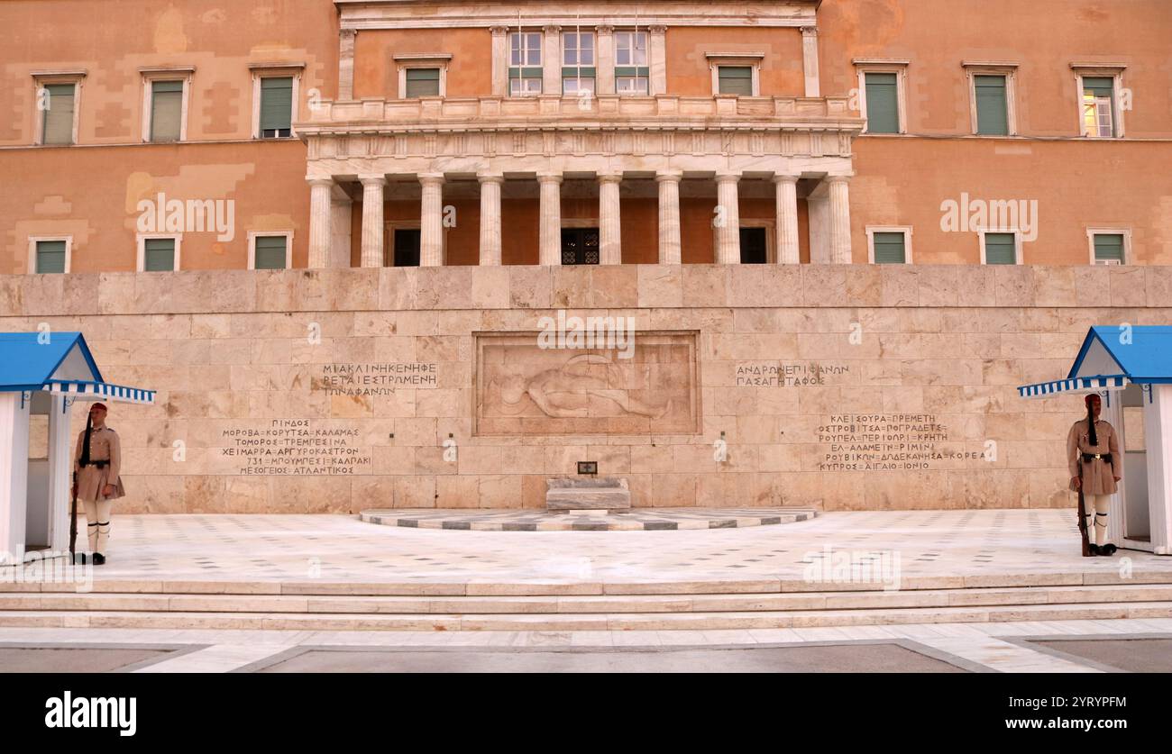 Das griechische Parlament ist die Einkammergesetzgebung Griechenlands im Alten Königspalast mit Blick auf den Syntagma-Platz in Athen. Stockfoto