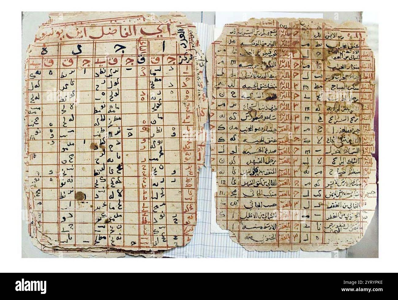 Timbuktu-Manuskripte wurden jahrhundertelang in privaten Haushalten in Timbuktu, Mali, aufbewahrt. Die Sammlungen umfassen Manuskripte über Kunst, Medizin, Philosophie und Wissenschaft sowie Kopien des Koran. Die Manuskripte sind in Arabisch und mehreren afrikanischen Sprachen verfasst. Ende des 13. Bis Anfang des 20. Jahrhunderts. Stockfoto