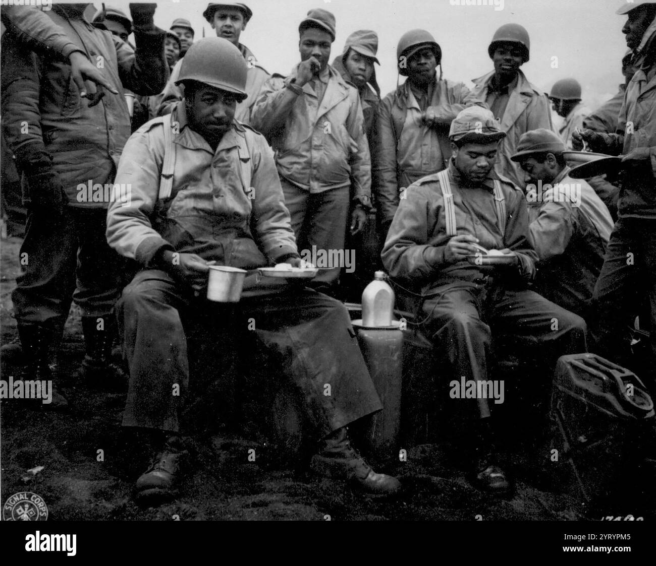 Weltkrieg zwei afroamerikanische Soldaten der US-Armee auf dem Weg nach Europa, Zwischenstopp auf den Aleuten." 1944 Stockfoto