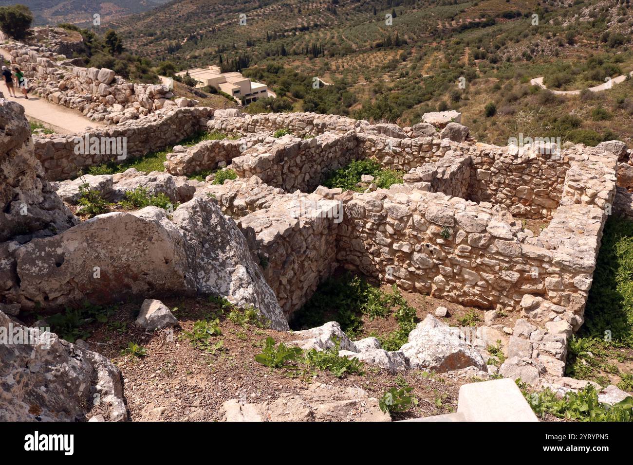 Bronzezeitliche Zitadelle von Mykene in Südgriechenland. Mykene wurde mit einer geschlossenen akropolis innerhalb befestigter Mauern errichtet. Die Festung wurde im 13. Jahrhundert v. Chr. erweitert. Stellt eine der wichtigsten Merkmale der frühen Phase der mykenischen Zivilisation dar. Stockfoto