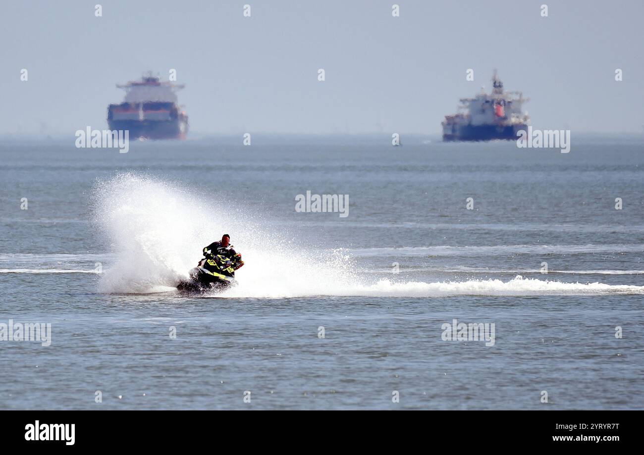 An dem bisher heißesten Tag des Jahres, der während der COVID-19-Coronavirus-Pandemie stattfand, strömen Menschen an die Küste von Canvey Island, Essex, und als die Regierung die Regeln für die britische Lockdown in England lockerte. 20. Mai?2020 in der Corona-Virus-Pandemie. Mai 2020. Die COVID-19-Pandemie breitete sich Ende Januar 2020 auf das Vereinigte Königreich aus. Bis zum 28. Juni 2020 gab es 311.151 bestätigte Fälle und 43.550 Todesfälle von bestätigten Fällen. Der Tag des Sieges in Europa ist der Tag, an dem die Alliierten des Zweiten Weltkriegs die bedingungslose Kapitulation der deutschen Streitkräfte am Dienstag offiziell akzeptieren Stockfoto
