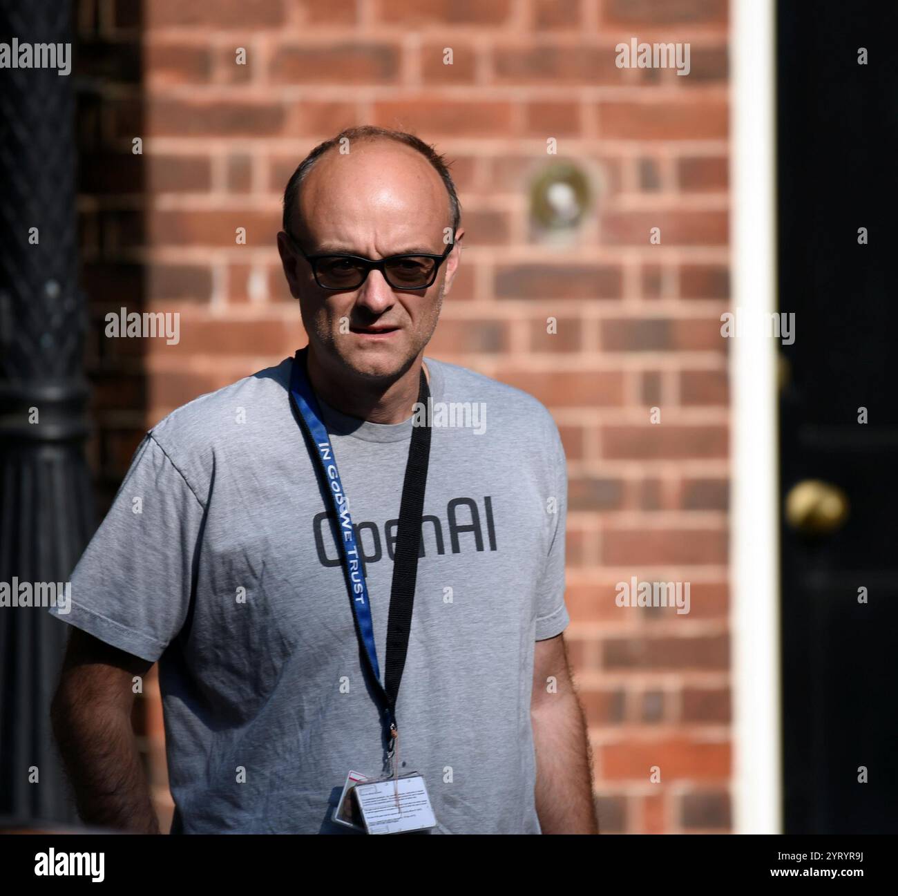 Dominic Cummings (* 1971) ist seit Juli 2019 Chefberater des britischen Premierministers Boris Johnson. Von 2015 bis 2016 war Cummings Direktor von Vote Leave, einer Organisation, die die Kampagne für das Referendum 2016 für den Austritt Großbritanniens aus der Europäischen Union erfolgreich durchführte. Im Mai 2020 forderten zwei Führer der Oppositionsparteien Cummings zum Rücktritt auf, nachdem berichtet wurde, dass er während der COVID-19-Pandemieabriegelung auf die Farm seiner Eltern in Durham gereist sei. Gesehen in Downing Street, London, 26. Juni 2020 Stockfoto