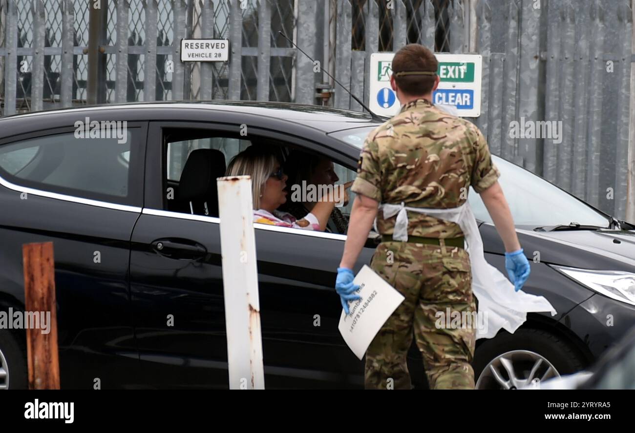Armeemediziner, die in einer Corona Virus Teststation in England während der Lockdown eingesetzt wurden. England, in der Corona-Virus-Pandemie. Juni 2020. Die COVID-19-Pandemie breitete sich Ende Januar 2020 auf das Vereinigte Königreich aus. Bis zum 28. Juni 2020 gab es 311.151 bestätigte Fälle und 43.550 Todesfälle von bestätigten Fällen. Der Tag des Sieges in Europa ist der Tag, an dem die Alliierten des Zweiten Weltkriegs die bedingungslose Kapitulation der deutschen Armee durch die Alliierten am Dienstag, den 8. Mai 1945, feierten, was das Ende des Zweiten Weltkriegs in Europa markiert. Stockfoto