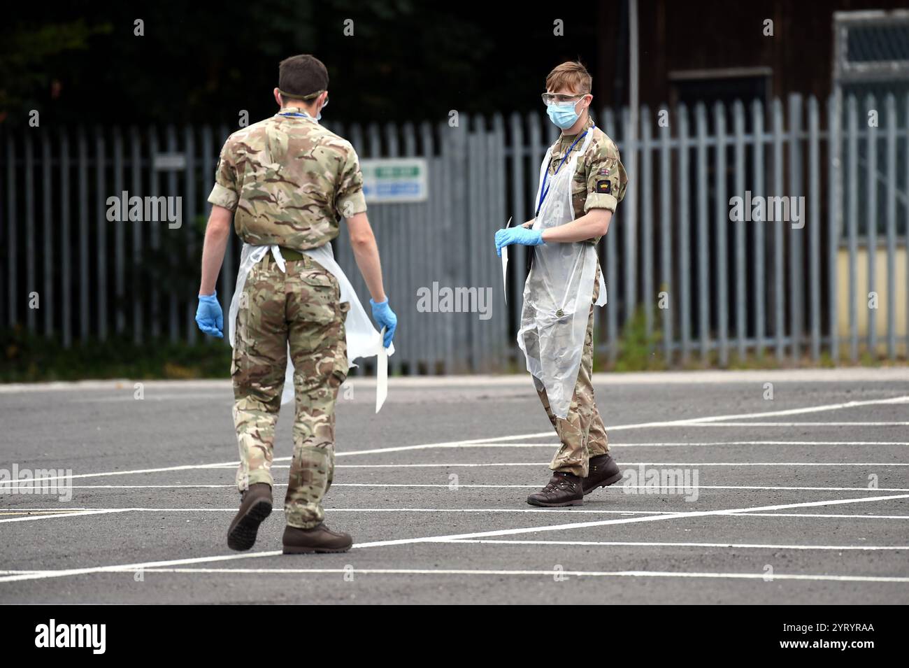 Armeemediziner, die in einer Corona Virus Teststation in England während der Lockdown eingesetzt wurden. England, in der Corona-Virus-Pandemie. Juni 2020. Die COVID-19-Pandemie breitete sich Ende Januar 2020 auf das Vereinigte Königreich aus. Bis zum 28. Juni 2020 gab es 311.151 bestätigte Fälle und 43.550 Todesfälle von bestätigten Fällen. Der Tag des Sieges in Europa ist der Tag, an dem die Alliierten des Zweiten Weltkriegs die bedingungslose Kapitulation der deutschen Armee durch die Alliierten am Dienstag, den 8. Mai 1945, feierten, was das Ende des Zweiten Weltkriegs in Europa markiert. Stockfoto