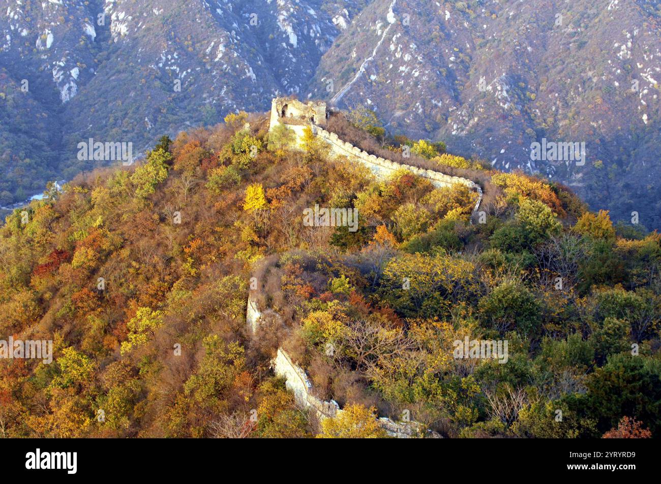 Die Chinesische Mauer eine Reihe von Befestigungssystemen, die im Allgemeinen über die historischen nördlichen Grenzen Chinas hinweg gebaut wurden, um die Gebiete chinesischer staaten und Reiche gegen verschiedene nomadische Gruppen der Steppe und ihrer Politik zu schützen und zu konsolidieren. Mehrere Mauern wurden bereits im 7. Jahrhundert v. Chr. von alten chinesischen staaten errichtet. Die bekanntesten Teile der Mauer wurden von der Ming-Dynastie (1368?1644) errichtet. Stockfoto