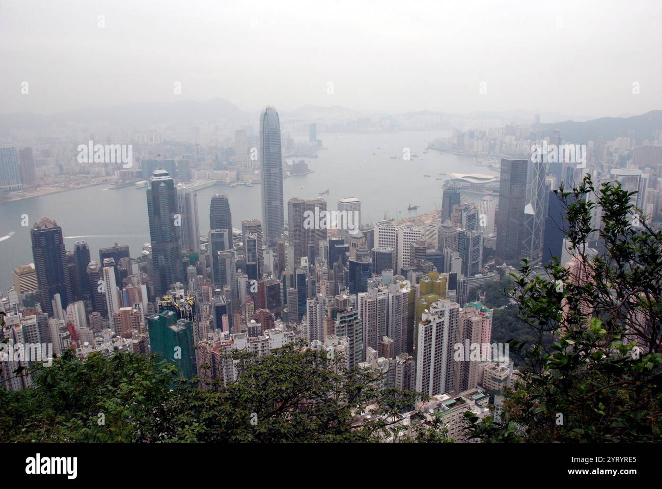 Skyline Von Hongkong 2011. Hongkong Special Administrative Region der Volksrepublik China (HKSAR) ist eine Metropolregion und eine Sonderverwaltungsregion der Volksrepublik China. Mit über 7,5 Millionen Einwohnern ist Hongkong einer der bevölkerungsreichsten Orte der Welt. Hongkong wurde eine Kolonie des Britischen Empire, nachdem das Qing-Reich die Insel Hongkong am Ende des ersten Opiumkrieges 1842 abgetreten hatte. Das gesamte Territorium wurde 1997 an China übertragen. Als Sonderverwaltungsregion unterhält Hongkong getrennte Regierungs- und Wirtschaftssysteme von dem Hauptverwaltungssystem Stockfoto