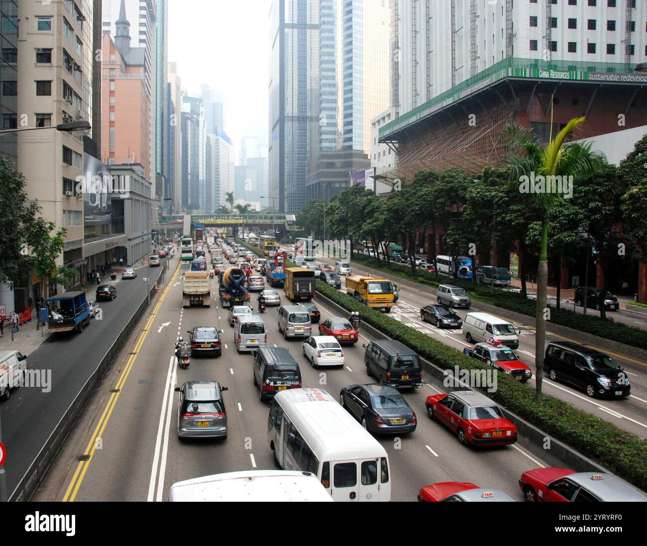 Hong Kong Street Scene 2011. Hongkong Special Administrative Region der Volksrepublik China (HKSAR) ist eine Metropolregion und eine Sonderverwaltungsregion der Volksrepublik China. Mit über 7,5 Millionen Einwohnern ist Hongkong einer der bevölkerungsreichsten Orte der Welt. Hongkong wurde eine Kolonie des Britischen Empire, nachdem das Qing-Reich die Insel Hongkong am Ende des ersten Opiumkrieges 1842 abgetreten hatte. Das gesamte Territorium wurde 1997 an China übertragen. Als Sonderverwaltungsregion unterhält Hongkong getrennte Regierungs- und Wirtschaftssysteme von denen der Stockfoto