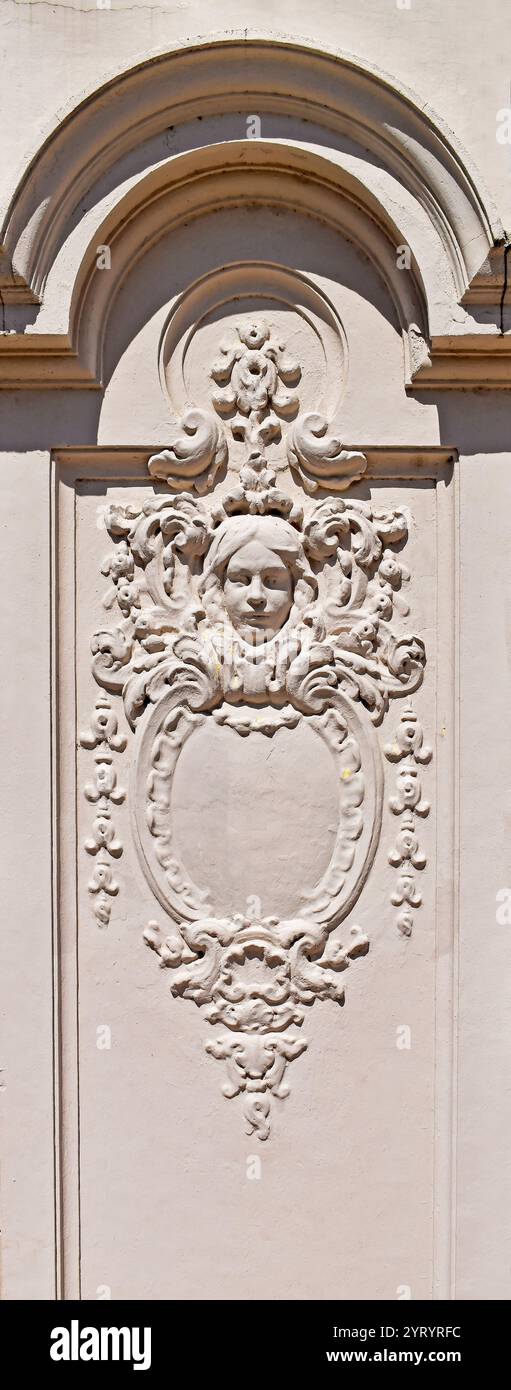 Dekoratives Relief an der Fassade in Rio de Janeiro, Brasilien Stockfoto