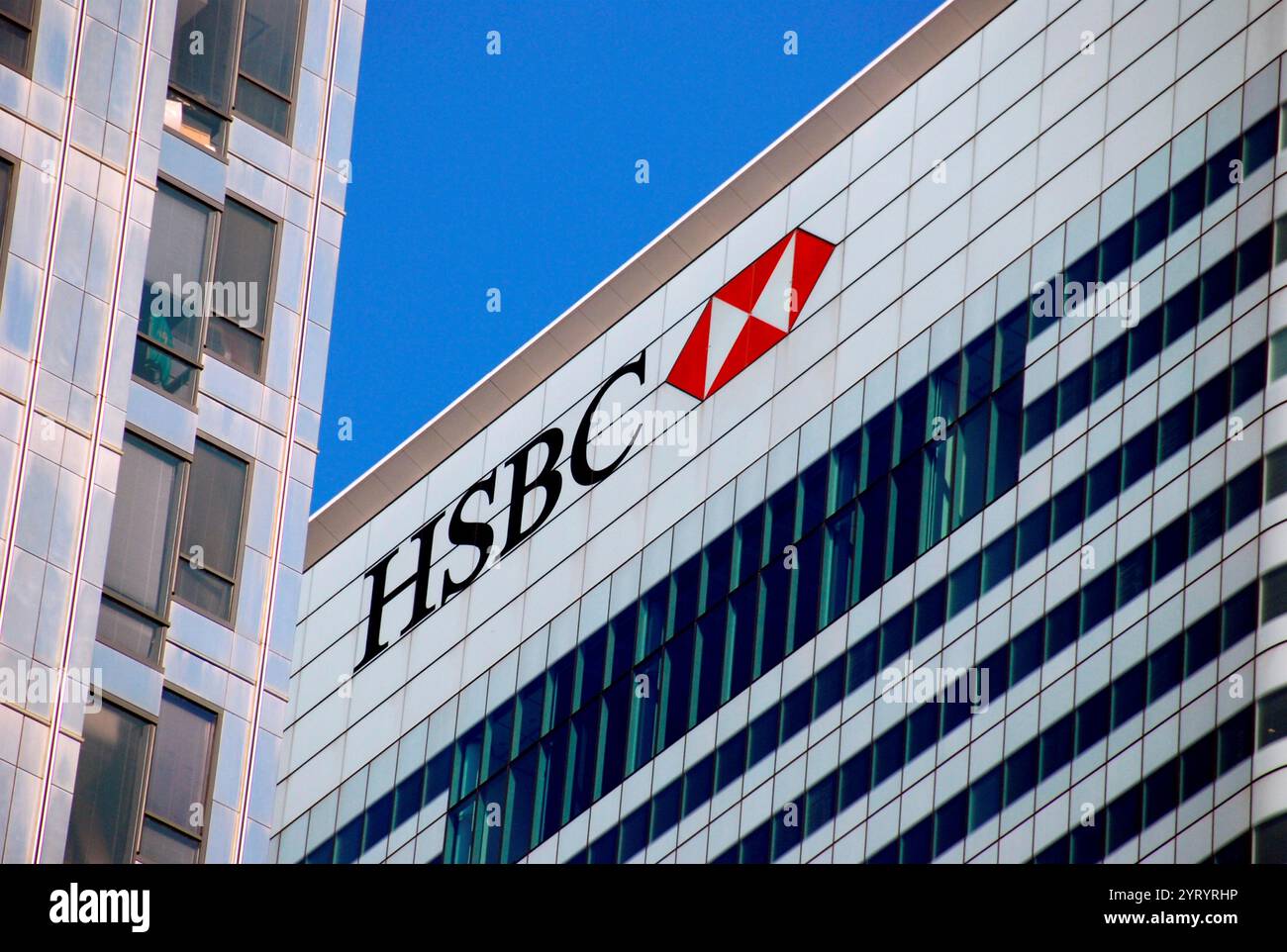 London Headquarters von HSBC Holdings, einer britischen multinationalen Investmentbank und Finanzdienstleistungsholdinggesellschaft. 2018 war sie die siebtgrößte Bank der Welt. HSBC hat seinen Ursprung in einem Hongkong im britischen Hongkong, und seine heutige Form wurde 1991 in London von der Hongkong and Shanghai Banking Corporation gegründet, um als neue Holdinggesellschaft zu fungieren Stockfoto London Headquarters von HSBC Holdings, einer britischen multinationalen Investmentbank und Finanzdienstleistungsholdinggesellschaft. 2018 war sie die siebtgrößte Bank der Welt. HSBC hat seinen Ursprung in einem Hongkong im britischen Hongkong, und seine heutige Form wurde 1991 in London von der Hongkong and Shanghai Banking Corporation gegründet, um als neue Holdinggesellschaft zu fungieren Stockfoto