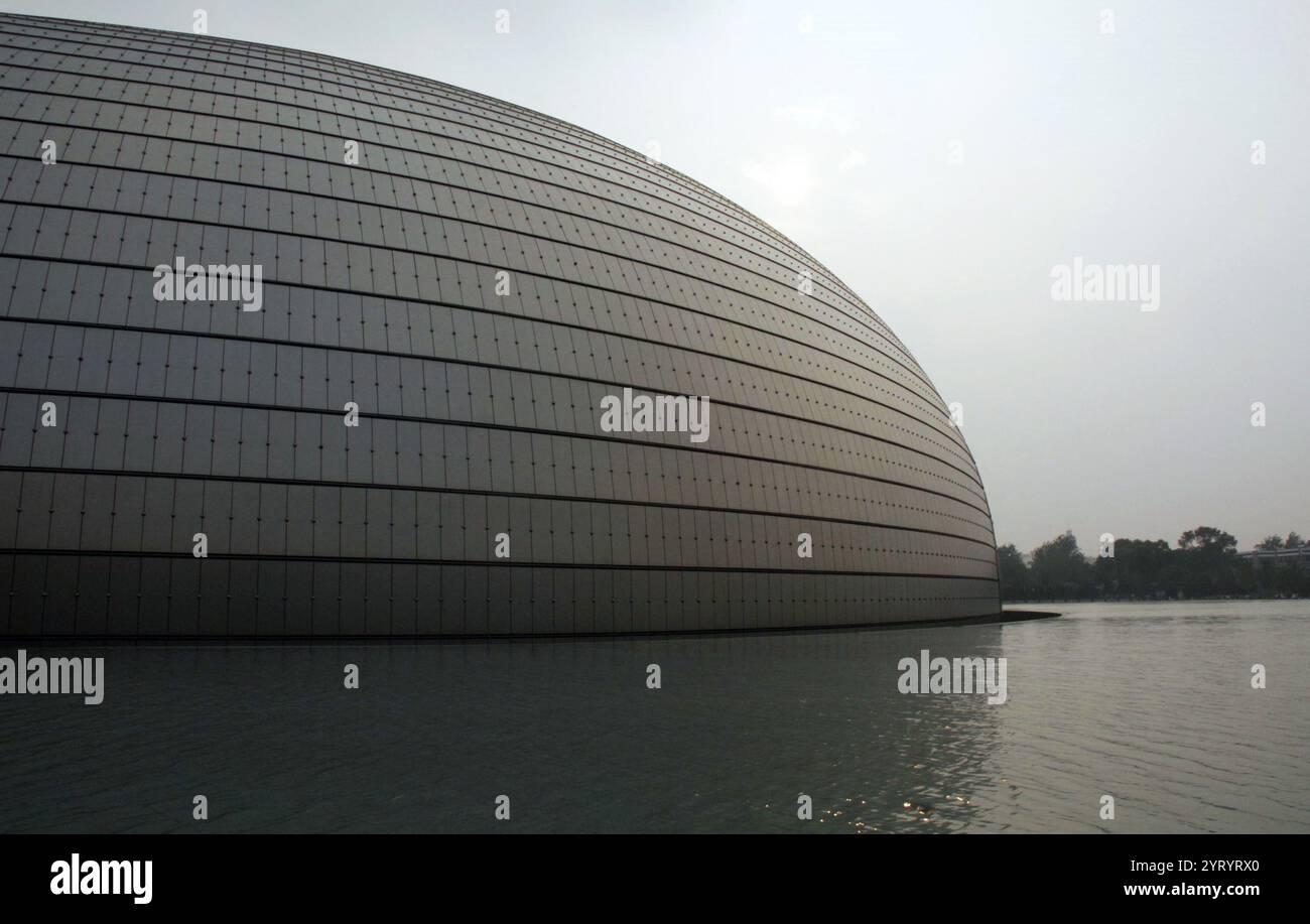 Das nationale Zentrum für darstellende Kunst (großes Nationaltheater) in Peking, Volksrepublik China. Das vom französischen Architekten Paul Andreu entworfene NCPA ist der größte Theaterkomplex Asiens. 2008 Stockfoto