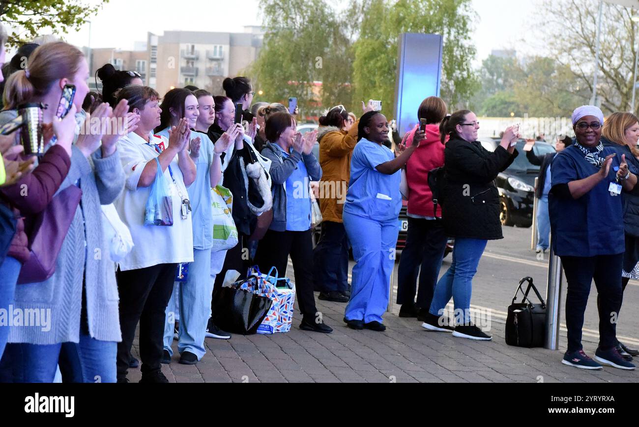 Klatschen für unsere Pfleger am 7. Mai 2020. Clap for the NHS oder Clap for Key Workers, auch bekannt als Clap for the Care, ist eine wiederkehrende gemeinnützige Bewegung, die als Geste der Wertschätzung für die Beschäftigten des britischen National Health Service (NHS) und andere Schlüsselarbeiter während der globalen Pandemie der Coronavirus-Krankheit 2019 (COVID-19) gegründet wurde, die sich im Januar 2020 in das Vereinigte Königreich ausbreitete. Stockfoto