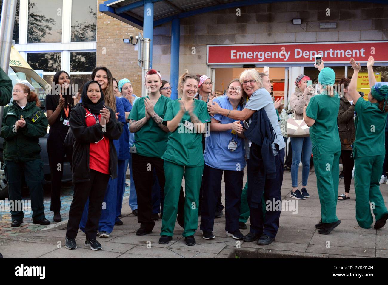 Klatschen für unsere Pfleger 30. April 2020. Clap for the NHS oder Clap for Key Workers, auch bekannt als Clap for the Care, ist eine wiederkehrende gemeinnützige Bewegung, die als Geste der Wertschätzung für die Beschäftigten des britischen National Health Service (NHS) und andere Schlüsselarbeiter während der globalen Pandemie der Coronavirus-Krankheit 2019 (COVID-19) gegründet wurde, die sich im Januar 2020 in das Vereinigte Königreich ausbreitete. Stockfoto