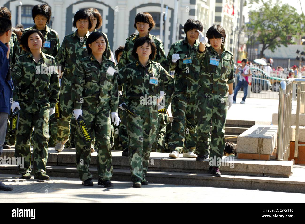 Die Volksbefreiungsarmee (PLA) ist die Armee der Volksrepublik China. Die PLA besteht aus fünf professionellen Dienststellen: Der Ground Force, der Navy, der Luftwaffe, der Raketenwaffe und der Strategic Support Force. Einheiten im ganzen Land sind einem von fünf Theaterkommandos nach geografischer Lage zugeordnet. Die PLA ist die weltweit größte Militärmacht. 2019 Stockfoto