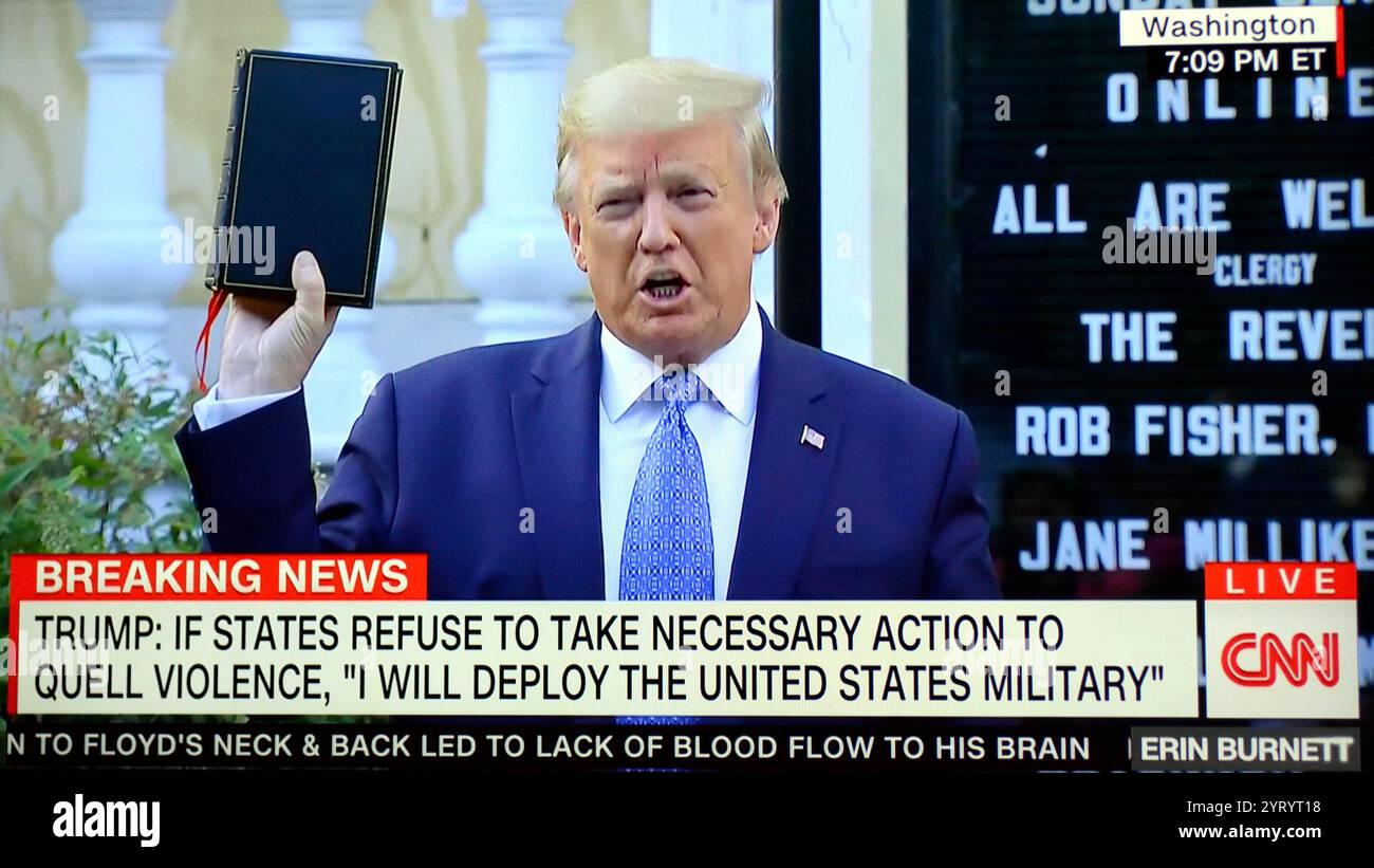 US-Medienberichterstattung: Am 1. Juni 2020, während der Proteste von George Floyd in Washington, D.C., setzten Polizei und Nationalgarde Tränengas und andere Kampftaktiken ein, um friedliche Demonstranten vom Lafayette Square und den umliegenden Straßen gewaltsam zu befreien. So wurde Präsident Donald Trump und leitende Regierungsbeamte einen Weg geschaffen, vom Weißen Haus zur St. John's Episcopal Church zu gehen. Trump hielt eine Bibel hoch und posierte für ein Foto vor dem Ashburton House (dem Pfarrhaus der Kirche), das in der Nacht zuvor durch ein Feuer beschädigt worden war Stockfoto