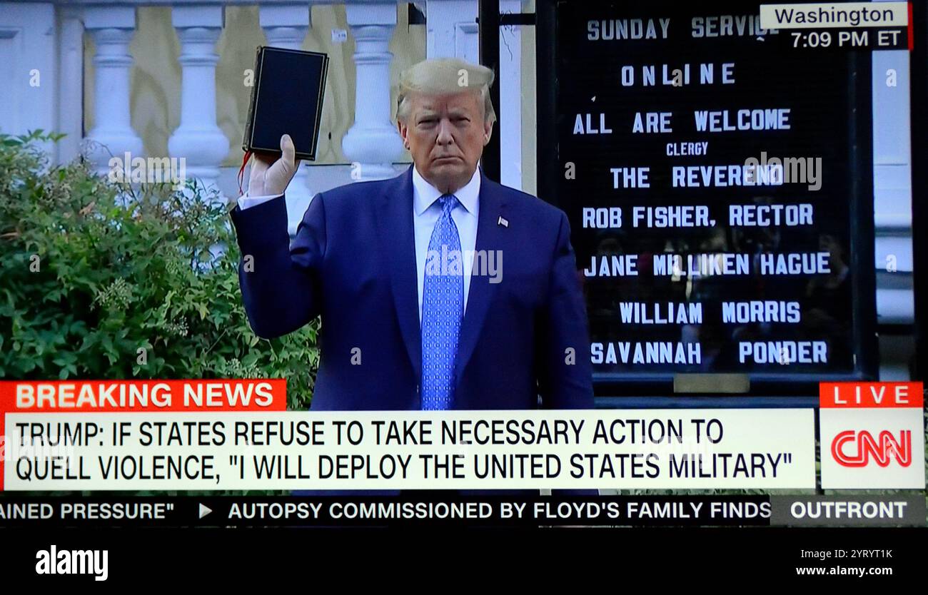 US-Medienberichterstattung: Am 1. Juni 2020, während der Proteste von George Floyd in Washington, D.C., setzten Polizei und Nationalgarde Tränengas und andere Kampftaktiken ein, um friedliche Demonstranten vom Lafayette Square und den umliegenden Straßen gewaltsam zu befreien. So wurde Präsident Donald Trump und leitende Regierungsbeamte einen Weg geschaffen, vom Weißen Haus zur St. John's Episcopal Church zu gehen. Trump hielt eine Bibel hoch und posierte für ein Foto vor dem Ashburton House (dem Pfarrhaus der Kirche), das in der Nacht zuvor durch ein Feuer beschädigt worden war Stockfoto