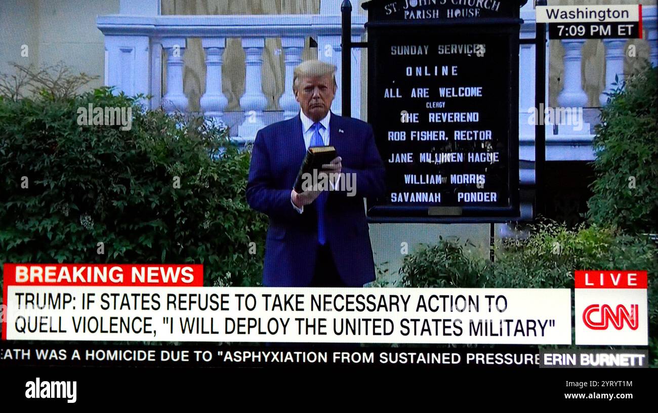 US-Medienberichterstattung: Am 1. Juni 2020, während der Proteste von George Floyd in Washington, D.C., setzten Polizei und Nationalgarde Tränengas und andere Kampftaktiken ein, um friedliche Demonstranten vom Lafayette Square und den umliegenden Straßen gewaltsam zu befreien. So wurde Präsident Donald Trump und leitende Regierungsbeamte einen Weg geschaffen, vom Weißen Haus zur St. John's Episcopal Church zu gehen. Trump hielt eine Bibel hoch und posierte für ein Foto vor dem Ashburton House (dem Pfarrhaus der Kirche), das in der Nacht zuvor durch ein Feuer beschädigt worden war Stockfoto