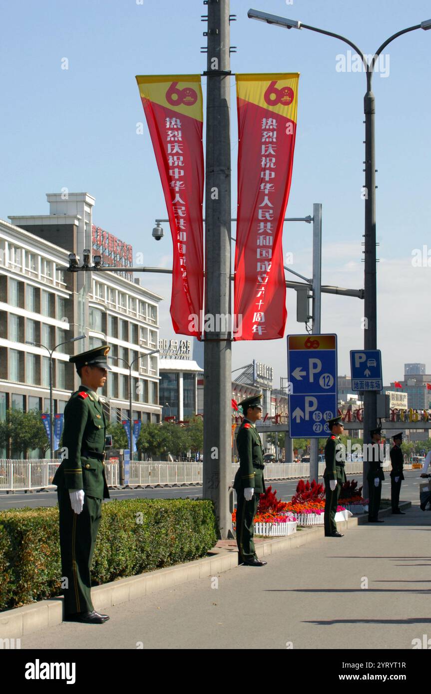 Die Volksbefreiungsarmee (PLA) ist die Armee der Volksrepublik China. Die PLA besteht aus fünf professionellen Dienststellen: Der Ground Force, der Navy, der Luftwaffe, der Raketenwaffe und der Strategic Support Force. Einheiten im ganzen Land sind einem von fünf Theaterkommandos nach geografischer Lage zugeordnet. Die PLA ist die weltweit größte Militärmacht. 2019 Stockfoto