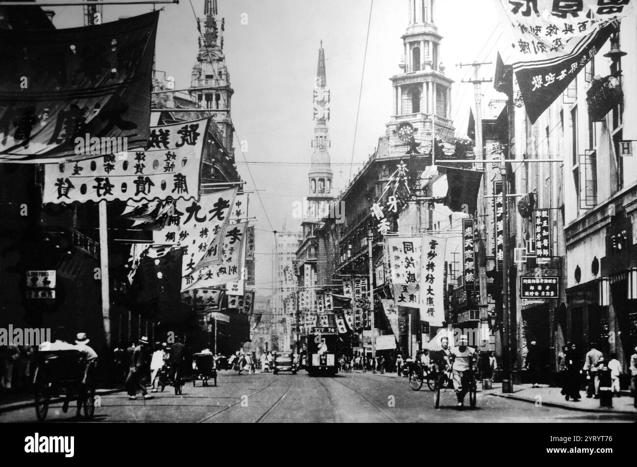 Shanghai in der Volksrepublik China. Er liegt an der südlichen Mündung des Yangtse, durch die der Huangpu fließt. Mit 24,28 Millionen Einwohnern im Jahr 2019 ist sie das bevölkerungsreichste Stadtgebiet Chinas und die zweitbevölkerungsreichste Stadt der Welt. Shanghai ist ein weltweites Zentrum für Finanzen, Innovation und Transport, und der Hafen von Shanghai ist der am stärksten frequentierte Containerhafen der Welt. 2014 Stockfoto