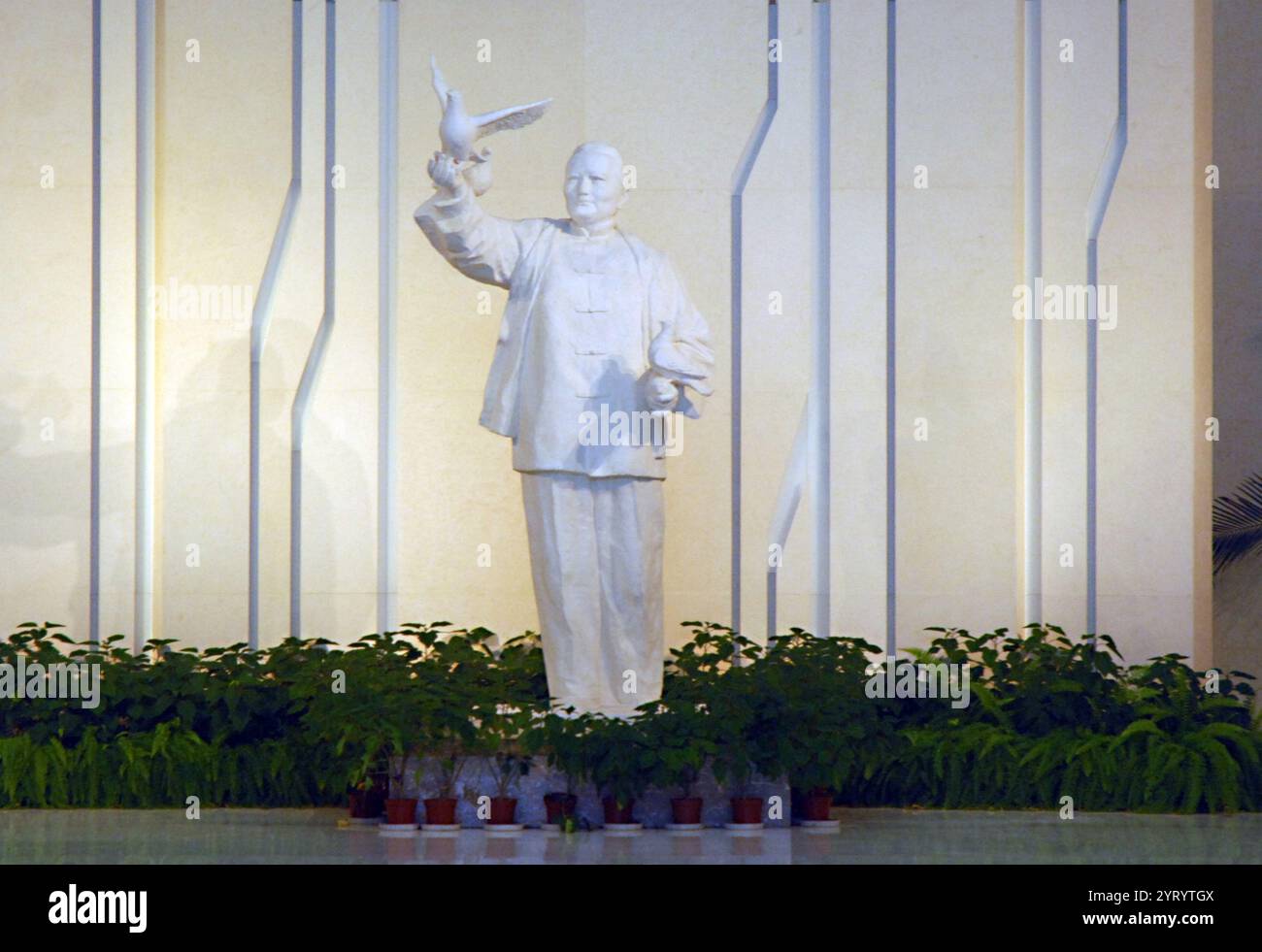 Soong Ching-Ling Memorial Park, Shanghai. Rosamond Soong Ching-Ling (1893 ? 1981) war eine chinesische politische Figur. Als dritte Ehefrau von Sun Yat-sen, einer der Führer der Revolution von 1911, die die Republik China begründete, wurde sie oft als Madame Sun Yat-sen bezeichnet. Nach der Gründung der Volksrepublik China im Jahr 1949 hatte sie mehrere prominente Positionen in der neuen Regierung inne, darunter stellvertretende Vorsitzende (1949?1954; 1959?1975) und stellvertretende Vorsitzende des Ständigen Ausschusses des Nationalen Volkskongresses (1954?1959; 1975?1981). Stockfoto