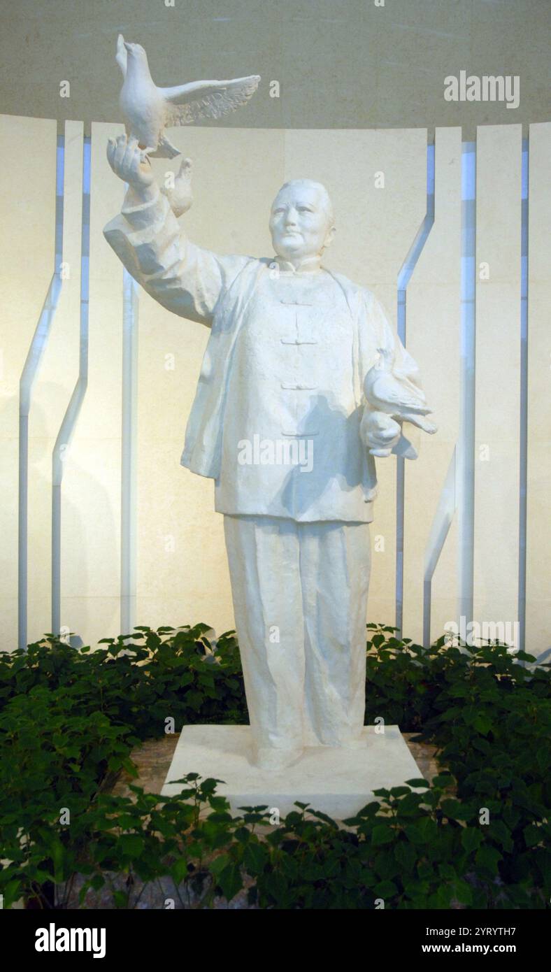 Soong Ching-Ling Memorial Park, Shanghai. Rosamond Soong Ching-Ling (1893 ? 1981) war eine chinesische politische Figur. Als dritte Ehefrau von Sun Yat-sen, einer der Führer der Revolution von 1911, die die Republik China begründete, wurde sie oft als Madame Sun Yat-sen bezeichnet. Nach der Gründung der Volksrepublik China im Jahr 1949 hatte sie mehrere prominente Positionen in der neuen Regierung inne, darunter stellvertretende Vorsitzende (1949?1954; 1959?1975) und stellvertretende Vorsitzende des Ständigen Ausschusses des Nationalen Volkskongresses (1954?1959; 1975?1981). Stockfoto
