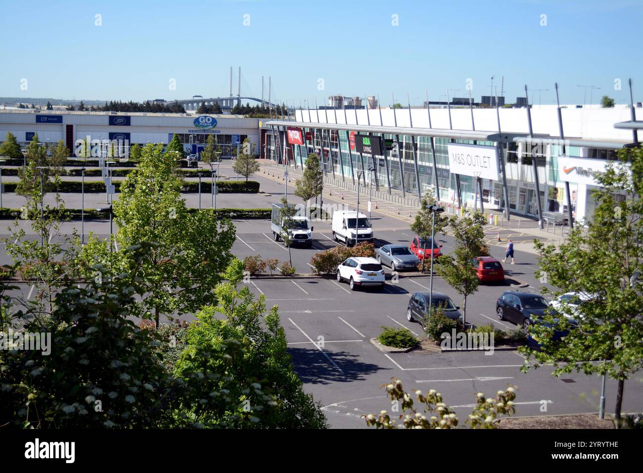 Szene im Shopping-Einzelhandelsgeschäft in England während Lockdown. 8. Juni?2020 in der Corona-Virus-Pandemie. Mai 2020. Die COVID-19-Pandemie breitete sich Ende Januar 2020 auf das Vereinigte Königreich aus. Bis zum 28. Juni 2020 gab es 311.151 bestätigte Fälle und 43.550 Todesfälle von bestätigten Fällen. Der Tag des Sieges in Europa ist der Tag, an dem die Alliierten des Zweiten Weltkriegs die bedingungslose Kapitulation der deutschen Streitkräfte am Dienstag, den 8. Mai 1945, feierten und damit das Ende des Zweiten Weltkriegs in Euro markieren Stockfoto