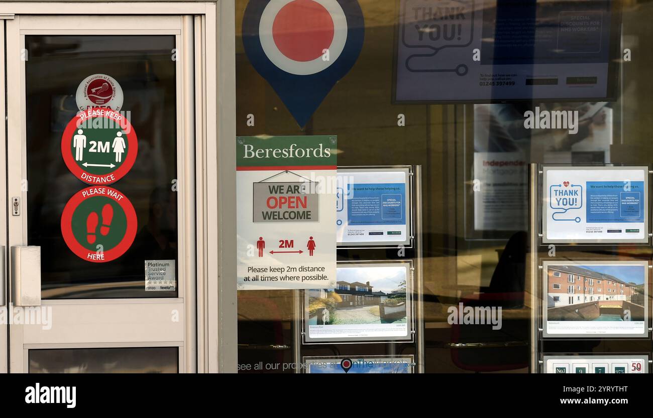 Szene im Shopping-Einzelhandelsgeschäft in England während Lockdown. 8. Juni?2020 in der Corona-Virus-Pandemie. Mai 2020. Die COVID-19-Pandemie breitete sich Ende Januar 2020 auf das Vereinigte Königreich aus. Bis zum 28. Juni 2020 gab es 311.151 bestätigte Fälle und 43.550 Todesfälle von bestätigten Fällen. Der Tag des Sieges in Europa ist der Tag, an dem die Alliierten des Zweiten Weltkriegs die bedingungslose Kapitulation der deutschen Armee durch die Alliierten am Dienstag, den 8. Mai 1945, feierten und damit das Ende des Zweiten Weltkriegs in Euro begangen wurde Stockfoto