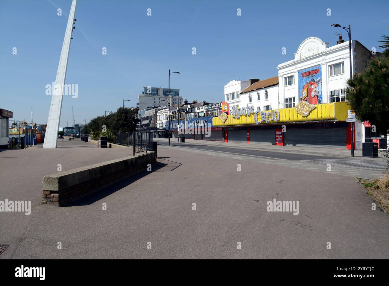 Szene in Southend, Essex, England, während der Corona-Virus-Pandemie. April 2020. Die COVID-19-Pandemie breitete sich Ende Januar 2020 auf das Vereinigte Königreich aus. Bis zum 28. Juni 2020 gab es 311.151 bestätigte Fälle und 43.550 Todesfälle von bestätigten Fällen. Der Tag des Sieges in Europa ist der Tag, an dem die Alliierten des Zweiten Weltkriegs die bedingungslose Kapitulation der deutschen Armee durch die Alliierten am Dienstag, den 8. Mai 1945, feierten, was das Ende des Zweiten Weltkriegs in Europa markiert. Stockfoto