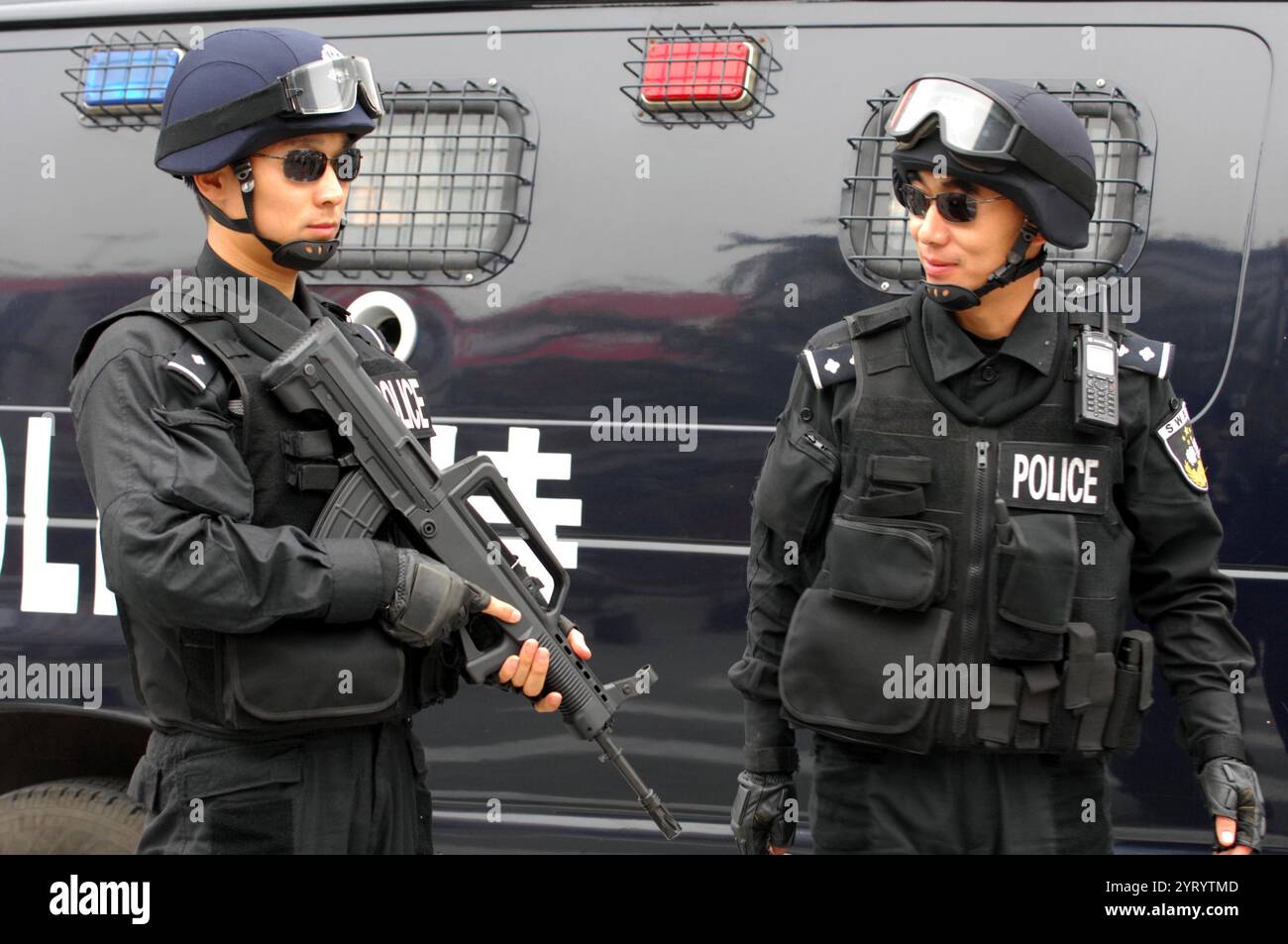 Die Beijing Special Weapons and Tactics Unit (SWAT), auch als Beijing Special Police Force bekannt, ist eine taktische Polizeieinheit in der Volksrepublik China, die sich mit Vorfällen befasst, die über die Fähigkeiten normaler Streifenoffiziere hinausgehen, wie Geiselsituationen, Haftbefehle und Aufstandskontrolle Stockfoto