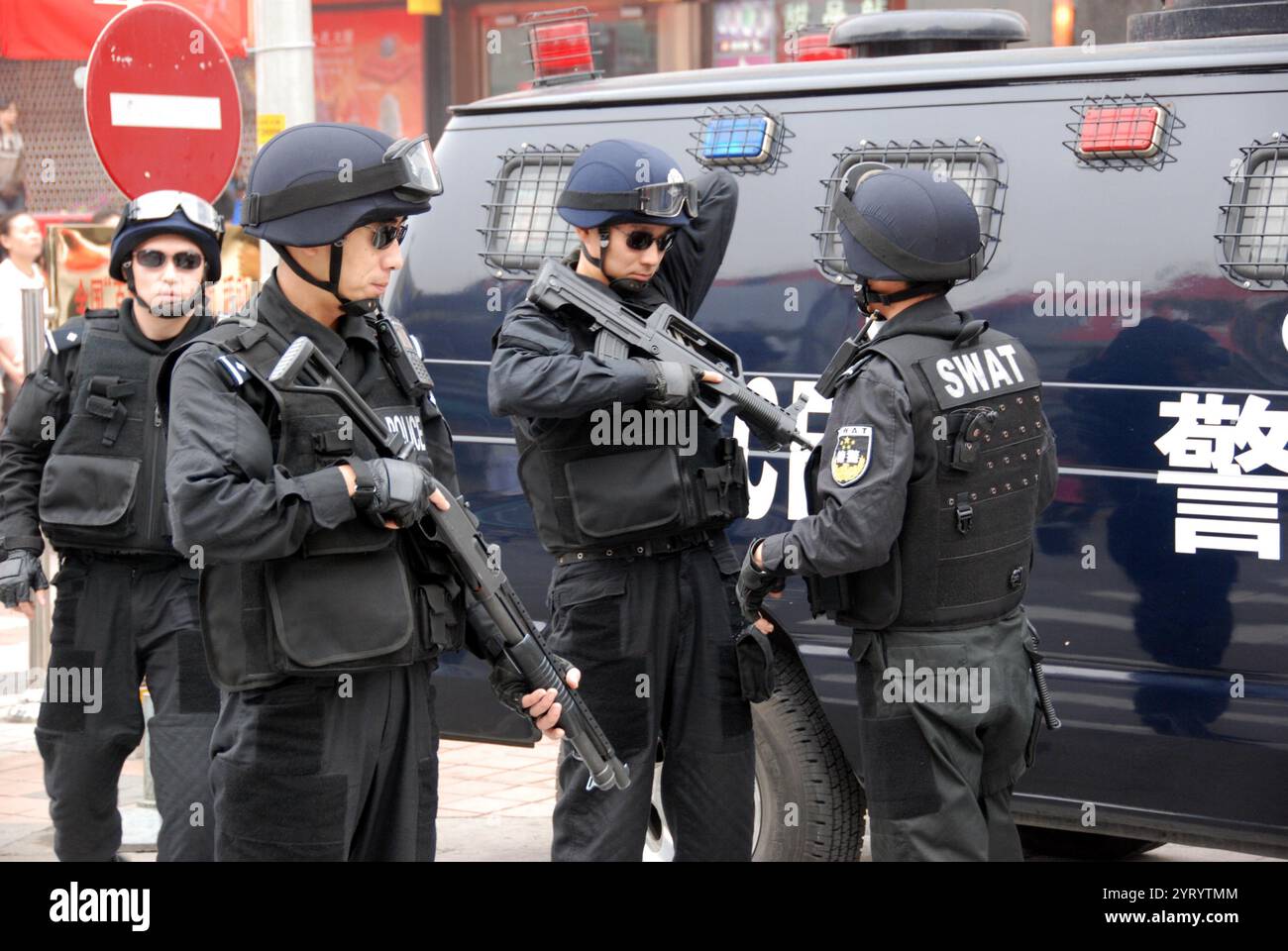Die Beijing Special Weapons and Tactics Unit (SWAT), auch als Beijing Special Police Force bekannt, ist eine taktische Polizeieinheit in der Volksrepublik China, die sich mit Vorfällen befasst, die über die Fähigkeiten normaler Streifenoffiziere hinausgehen, wie Geiselsituationen, Haftbefehle und Aufstandskontrolle Stockfoto