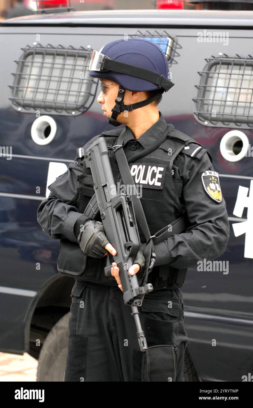 Die Beijing Special Weapons and Tactics Unit (SWAT), auch als Beijing Special Police Force bekannt, ist eine taktische Polizeieinheit in der Volksrepublik China, die sich mit Vorfällen befasst, die über die Fähigkeiten normaler Streifenoffiziere hinausgehen, wie Geiselsituationen, Haftbefehle und Aufstandskontrolle Stockfoto