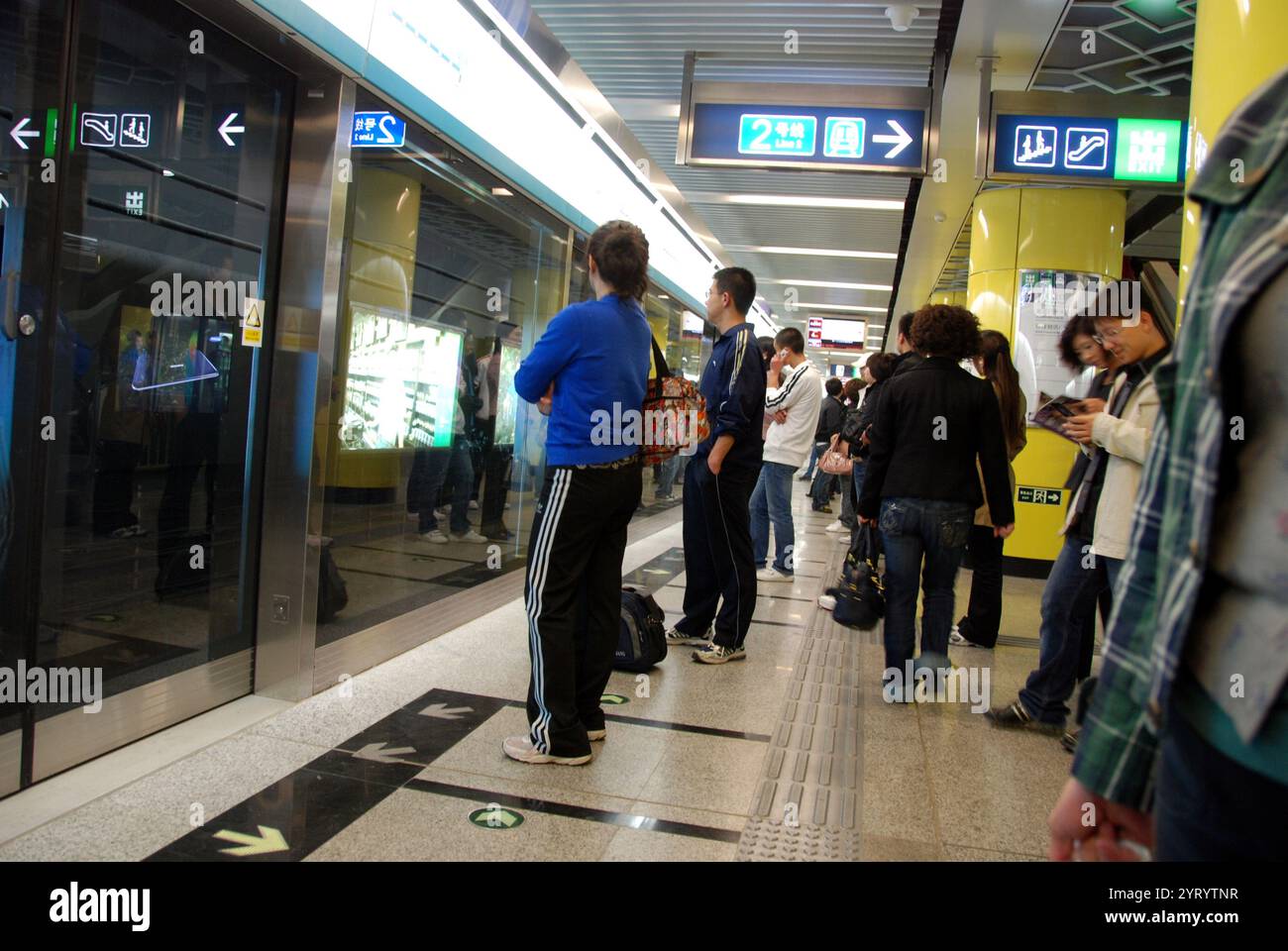 U-Bahn-Station, Bahnsteig, Peking, China 2010 Stockfoto