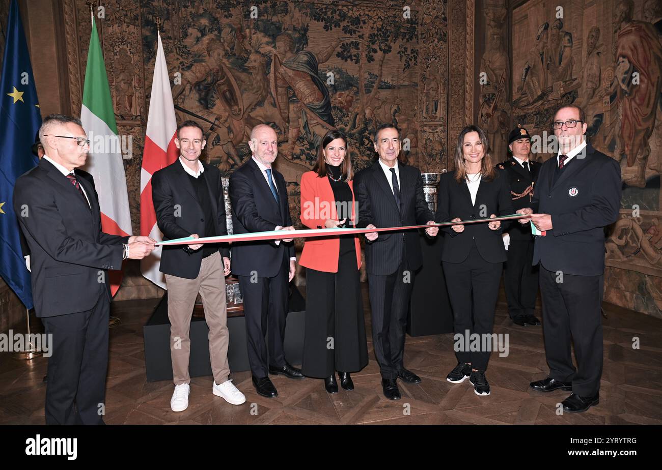 Mailand, Italien. Dezember 2024. Mailand, Italien Trophäen Tour 2025 des Davis Cup und des Billie Jean King Cup Präsentation und Bandschneideveranstaltung mit Institutionen auf dem Foto: Institutioneller Bandschnitt mit dem Bürgermeister von Mailand Giuseppe Sala, dem Präsidenten der italienischen Tennis- und Padel-Föderation Angelo Binaghi und den Kapitänen der Nationalmannschaften Tathiana Garbin und Filippo Volandri und Martina Riva Stadträtin für Sport, Tourismus und Jugendpolitik Stadt Mailand Credit: Unabhängige Fotoagentur/Alamy Live News Stockfoto