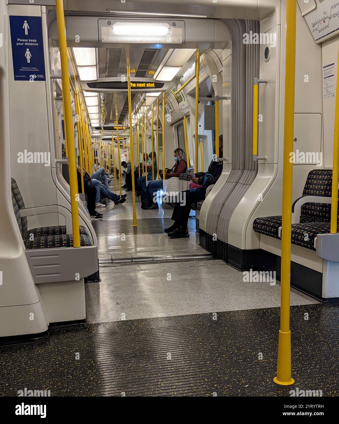 Masken tragen in Londoner U-Bahn-Zügen und Bussen während des Corona-Virus-Ausbruchs. Juni 2020 Stockfoto