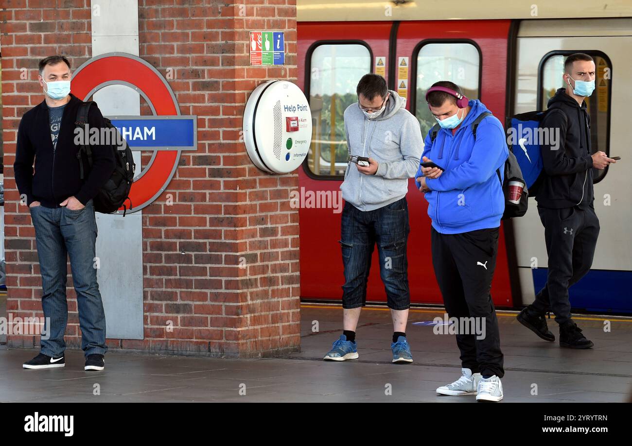 Masken tragen in Londoner U-Bahn-Zügen und Bussen während des Corona-Virus-Ausbruchs. Juni 2020 Stockfoto