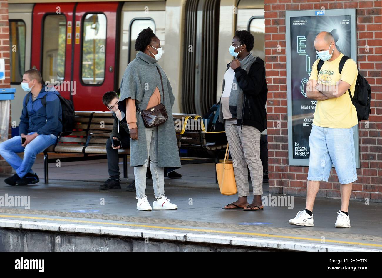 Masken tragen in Londoner U-Bahn-Zügen und Bussen während des Corona-Virus-Ausbruchs. Juni 2020 Stockfoto