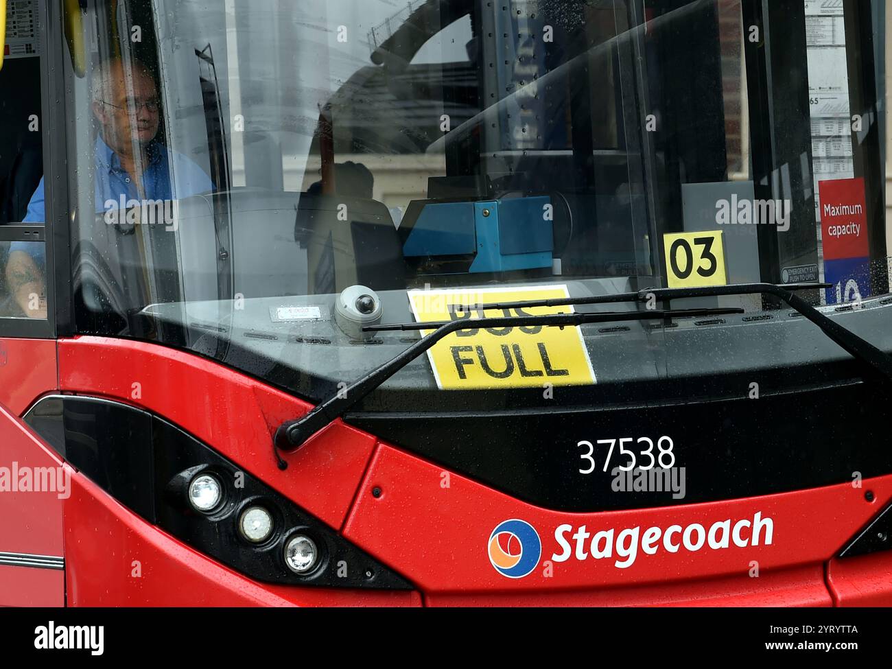 Masken tragen in Londoner U-Bahn-Zügen und Bussen während des Corona-Virus-Ausbruchs. Juni 2020 Stockfoto