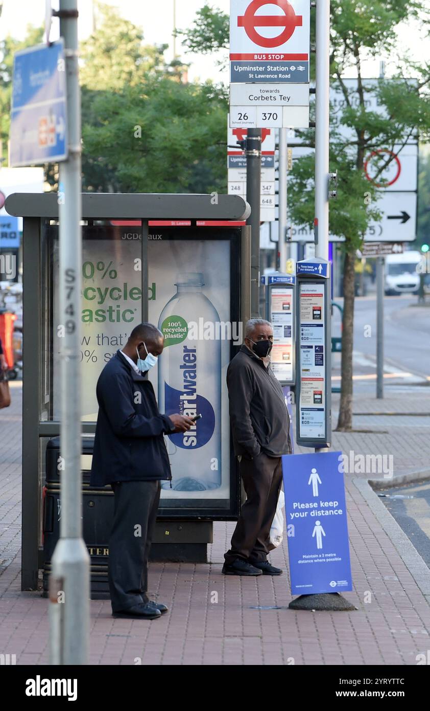 Masken tragen in Londoner U-Bahn-Zügen und Bussen während des Corona-Virus-Ausbruchs. Juni 2020 Stockfoto