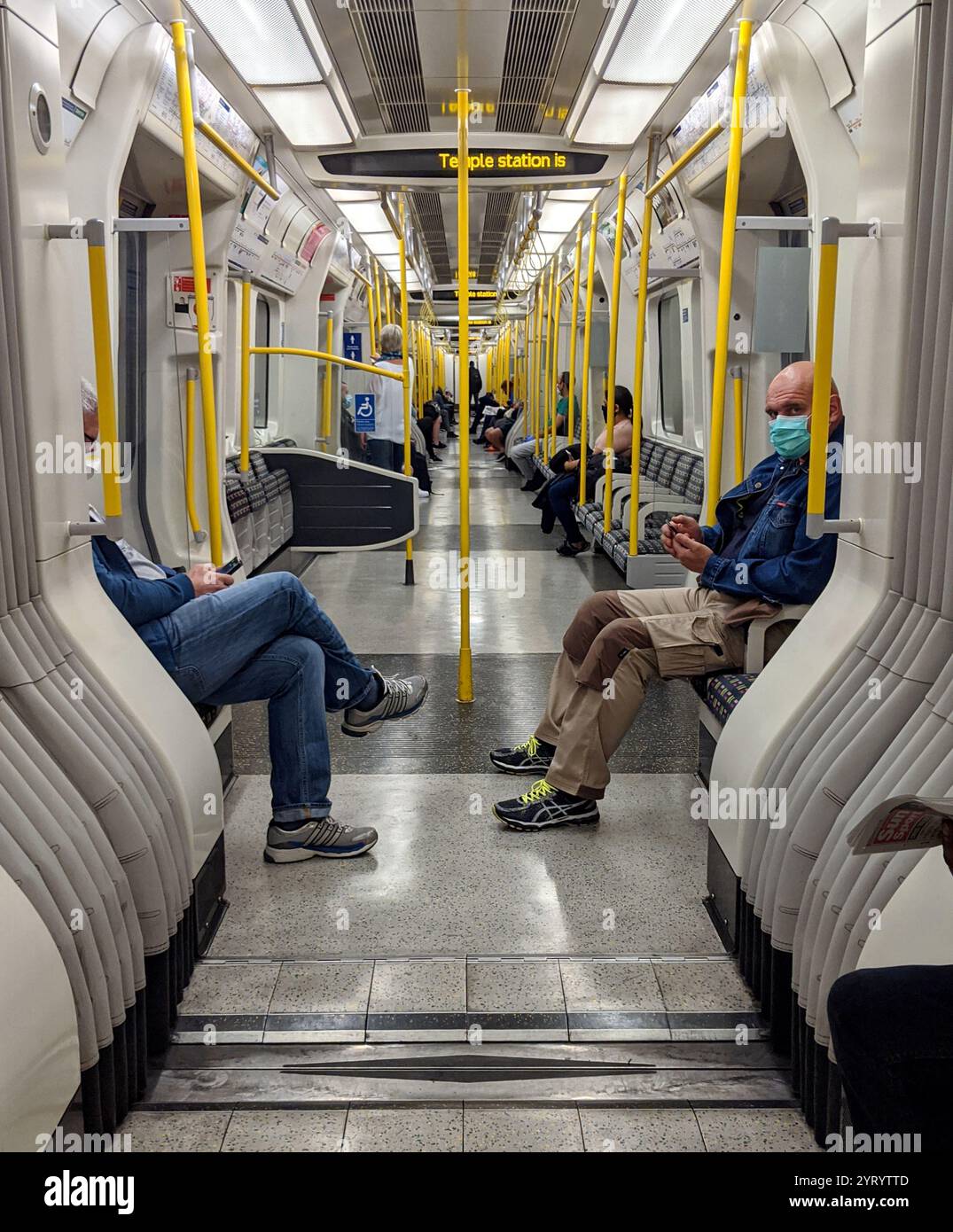 Masken tragen in Londoner U-Bahn-Zügen und Bussen während des Corona-Virus-Ausbruchs. Juni 2020 Stockfoto