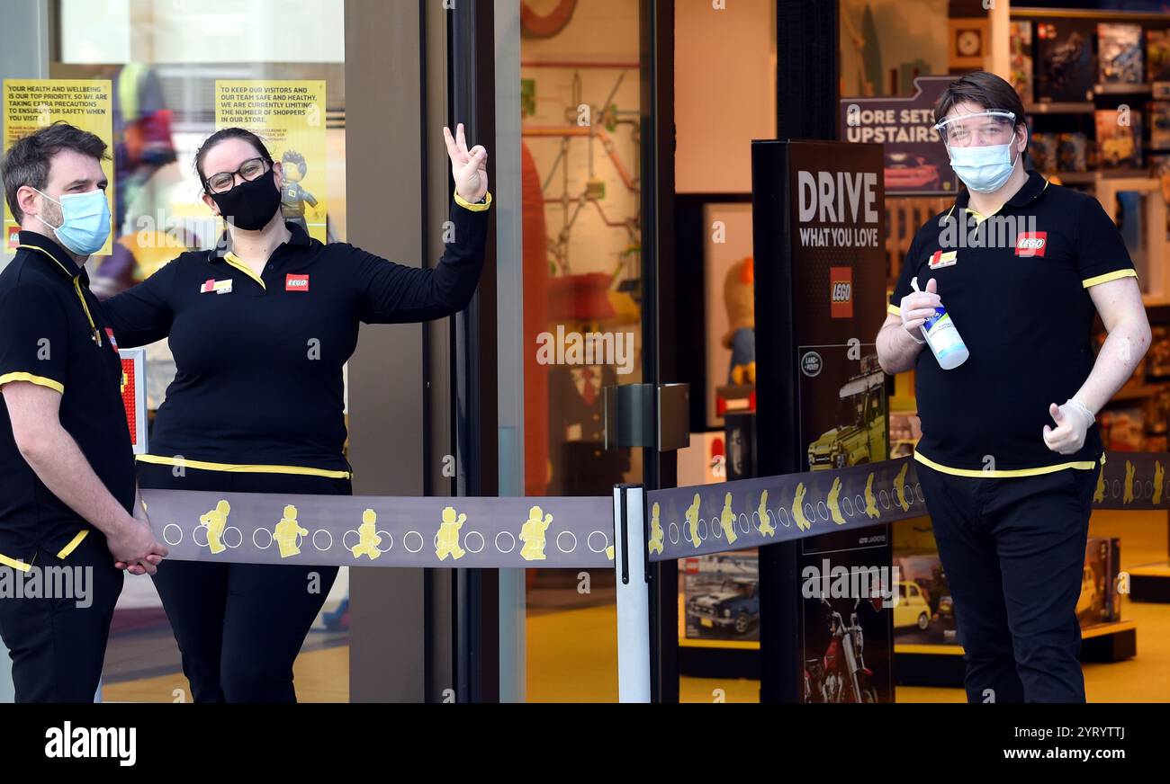 Zusätzliche Vorsichtsmaßnahmen werden getroffen, wenn Geschäfte wieder geöffnet werden, da Lockdown-Maßnahmen in London während des Corona-Virus-Ausbruchs gelockert werden. Juni 2020 Stockfoto