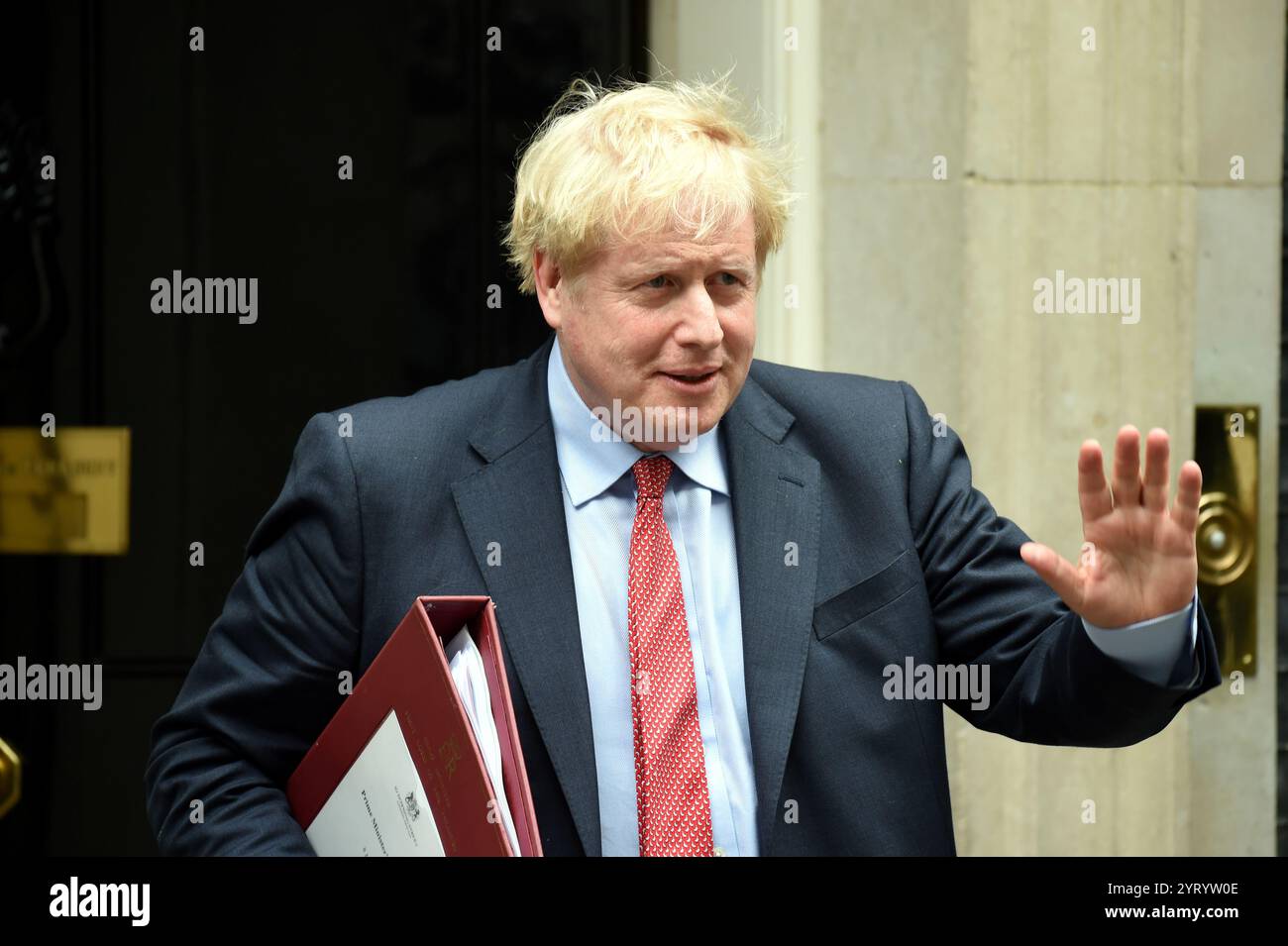 Der britische Premierminister Boris Johnson verlässt die Downing Street 10, während er sich in das britische parlament aufmacht, um während der COVID-19-Coronavirus-Pandemie PMQs durchzuführen. Juli 2020 Stockfoto