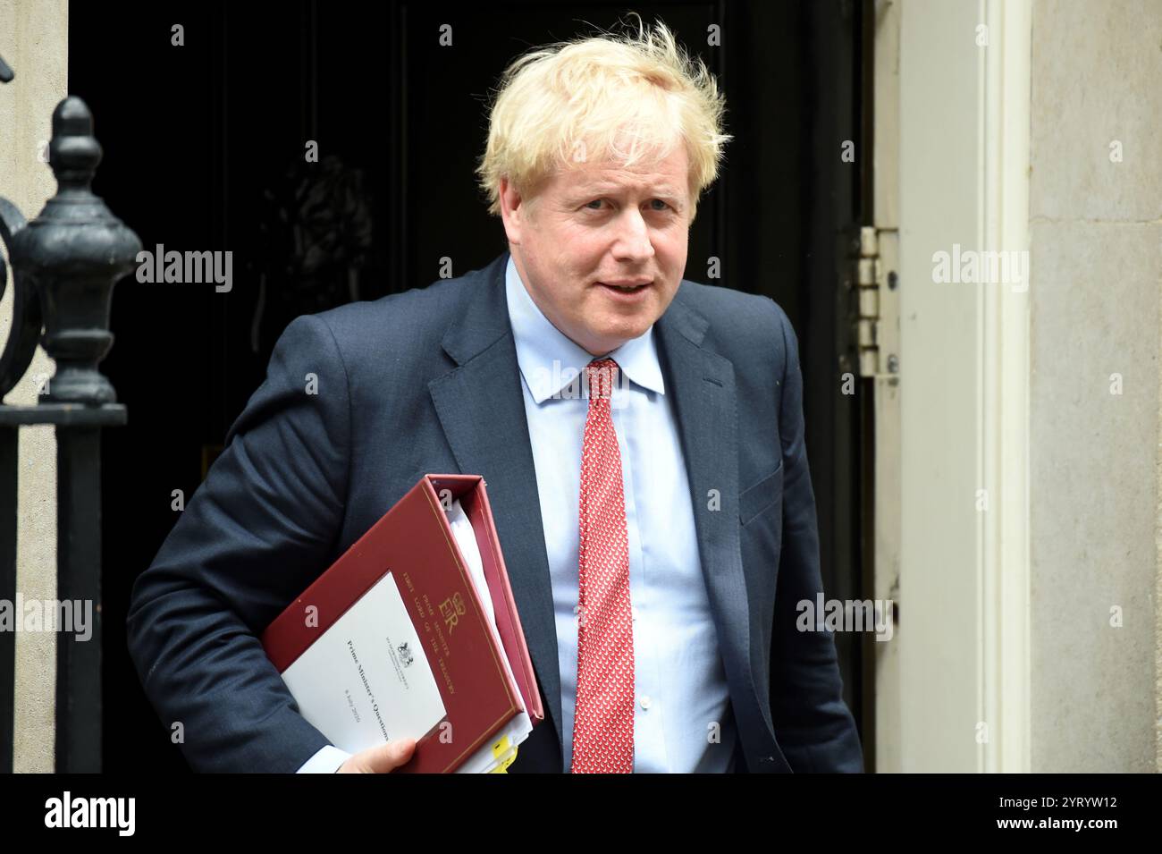 Der britische Premierminister Boris Johnson verlässt die Downing Street 10, während er sich in das britische parlament aufmacht, um während der COVID-19-Coronavirus-Pandemie PMQs durchzuführen. Juli 2020 Stockfoto