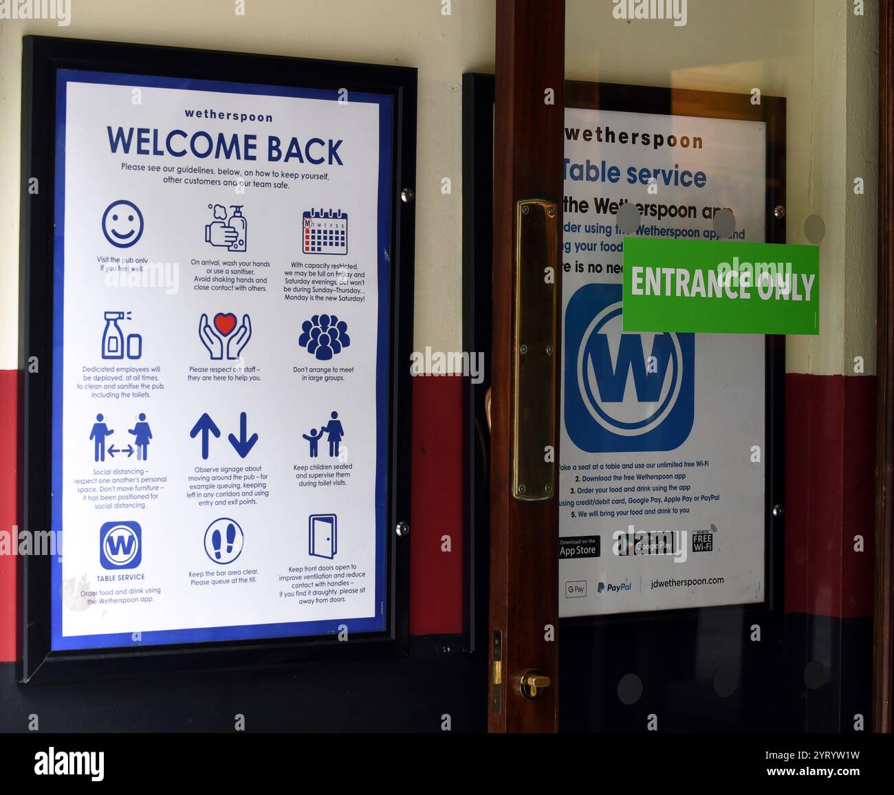 Die Zeichen für soziale Distanzierung in England, nachdem die Lockdown-Vorschriften während der COVID-19-Pandemie gelockert wurden. Juli 2020 Stockfoto