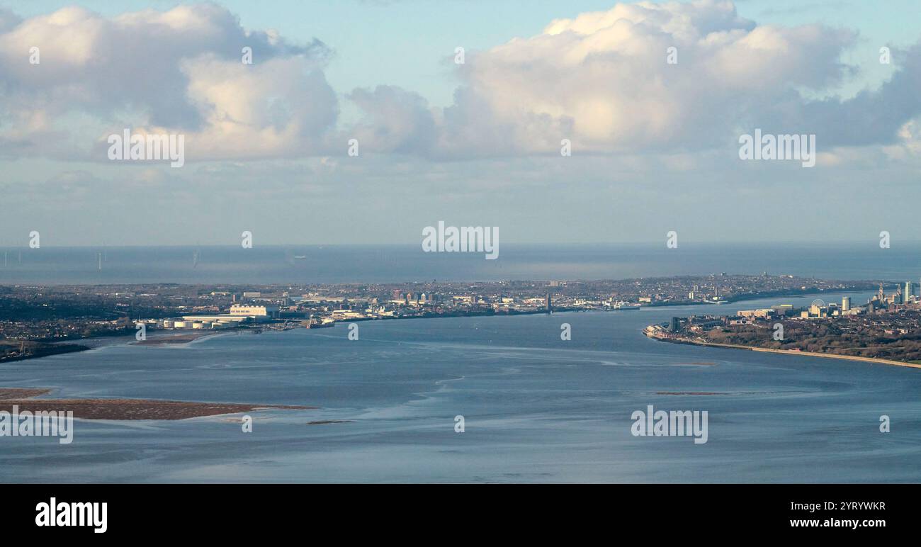 Mit Blick auf die Mündung Mersey, Merseyside, Nordwesten Englands, Großbritannien, Birkenhead links, Liverpool rechts Stockfoto