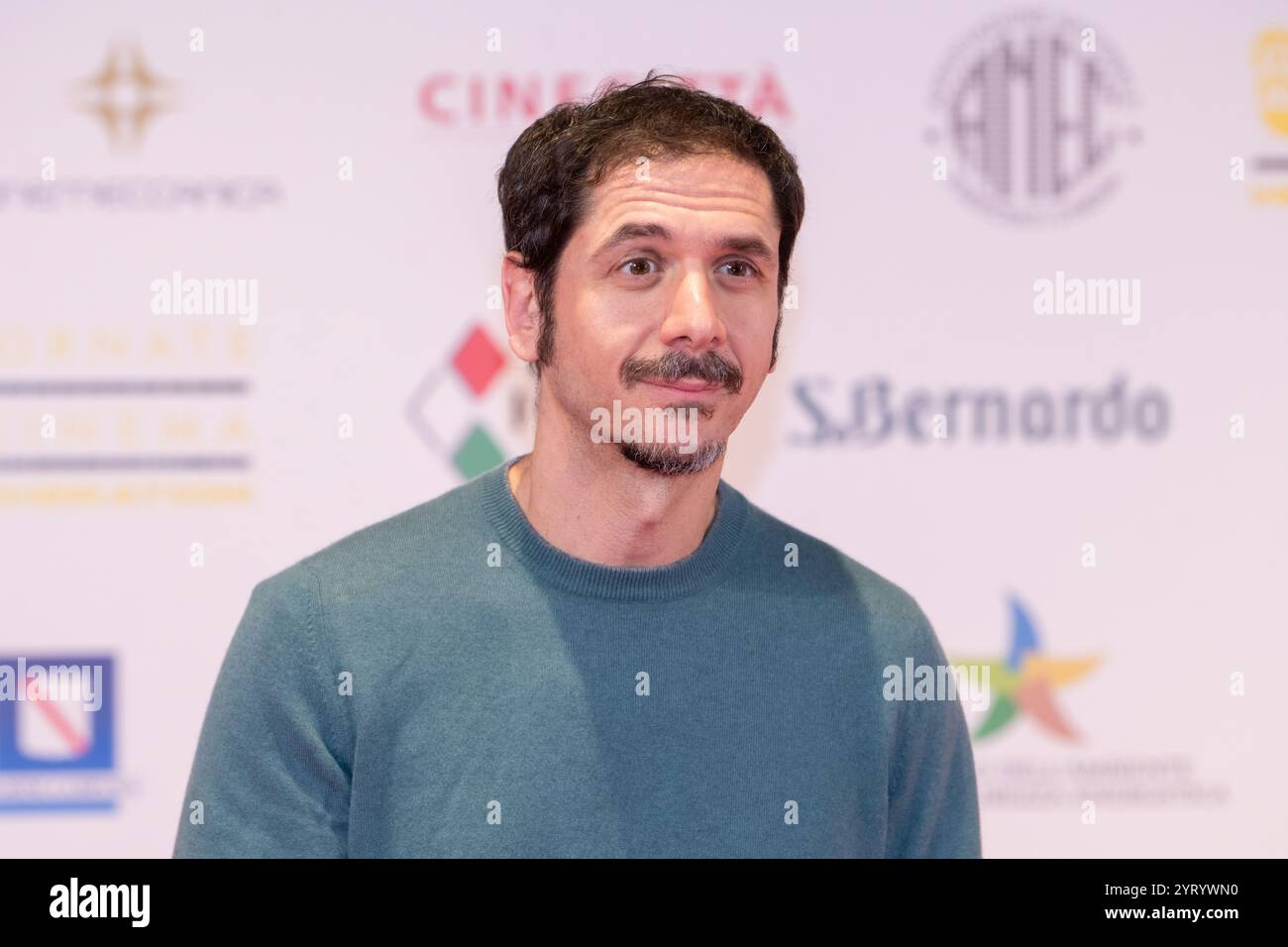 Sorrent, Neapel, Italien. Dezember 2024. Gabriele Mainetti nimmt am 4. Dezember 2024 an der Fotokonferenz bei „Giornate di Cinema 2024“ in Sorrent, Neapel, Italien Teil. (Kreditbild: © Francesco Luciano/ZUMA Press Wire) NUR REDAKTIONELLE VERWENDUNG! Nicht für kommerzielle ZWECKE! Stockfoto