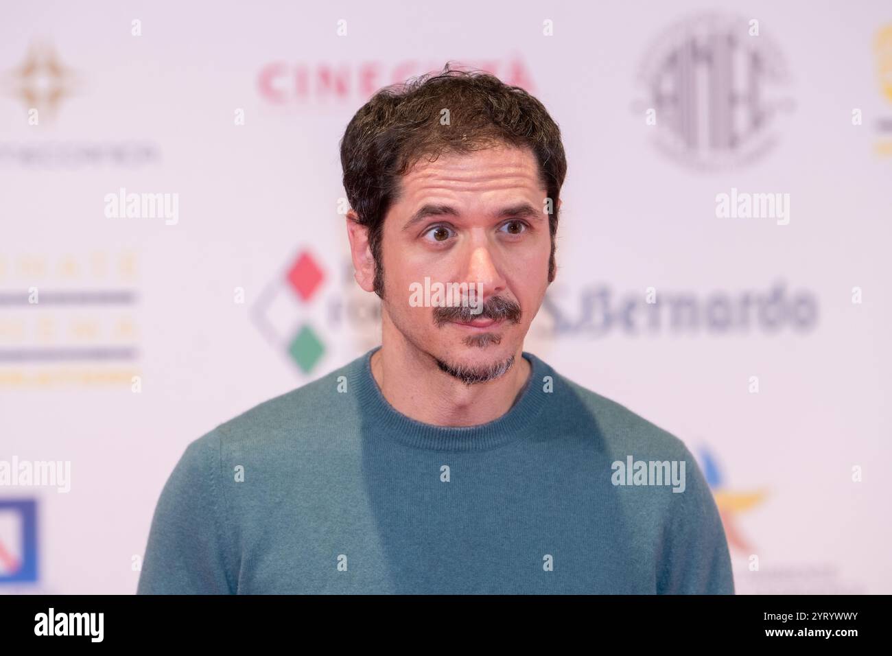 Sorrent, Neapel, Italien. Dezember 2024. Gabriele Mainetti nimmt am 4. Dezember 2024 an der Fotokonferenz bei „Giornate di Cinema 2024“ in Sorrent, Neapel, Italien Teil. (Kreditbild: © Francesco Luciano/ZUMA Press Wire) NUR REDAKTIONELLE VERWENDUNG! Nicht für kommerzielle ZWECKE! Stockfoto