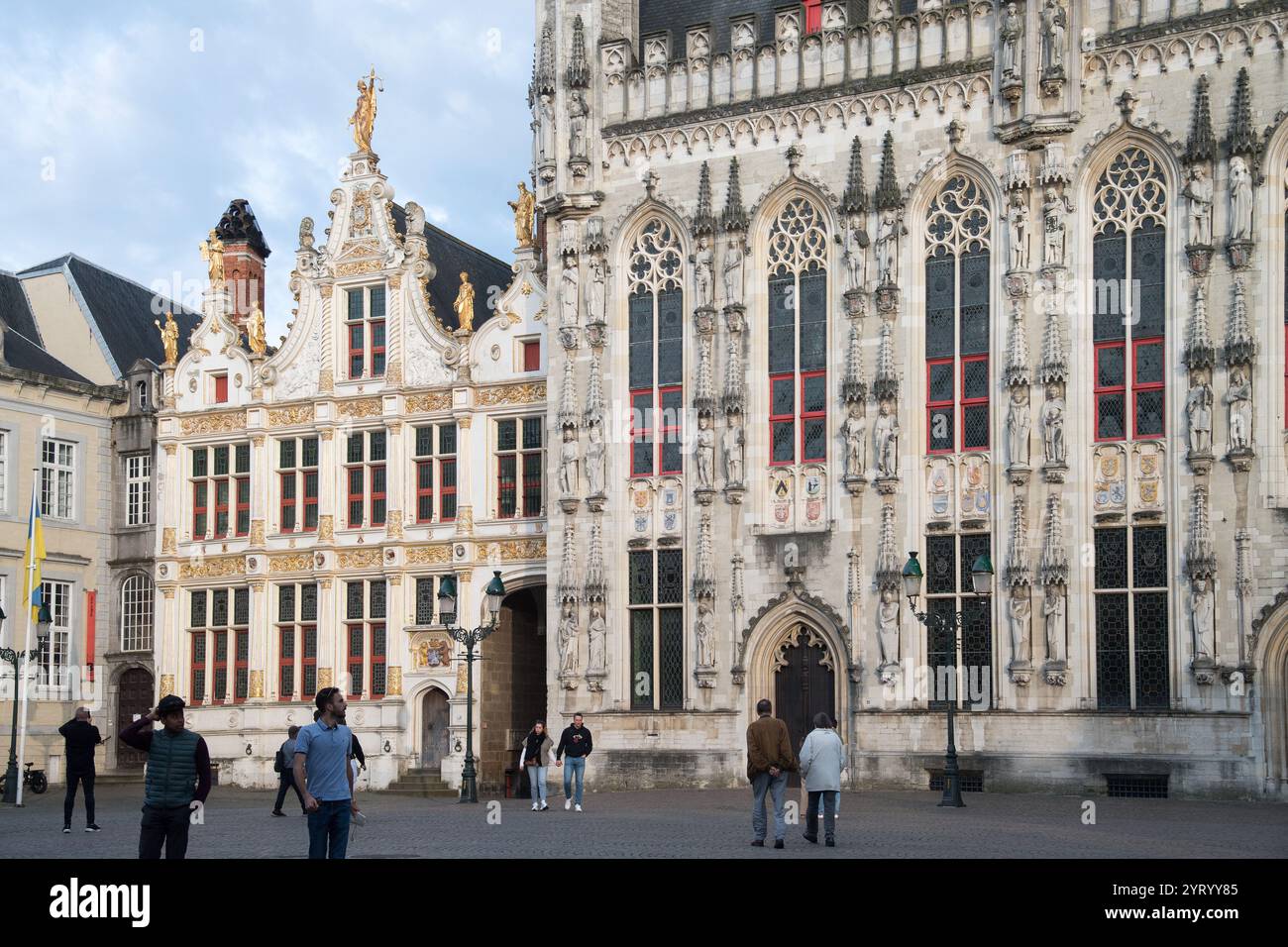 Renaissance Oude Civiele Griffie (altes Bürgerregister) erbaut im 16. Jahrhundert und Fassade des brabantinischen gotischen Stadhuis van Brugge / Hôtel de ville de Bru Stockfoto