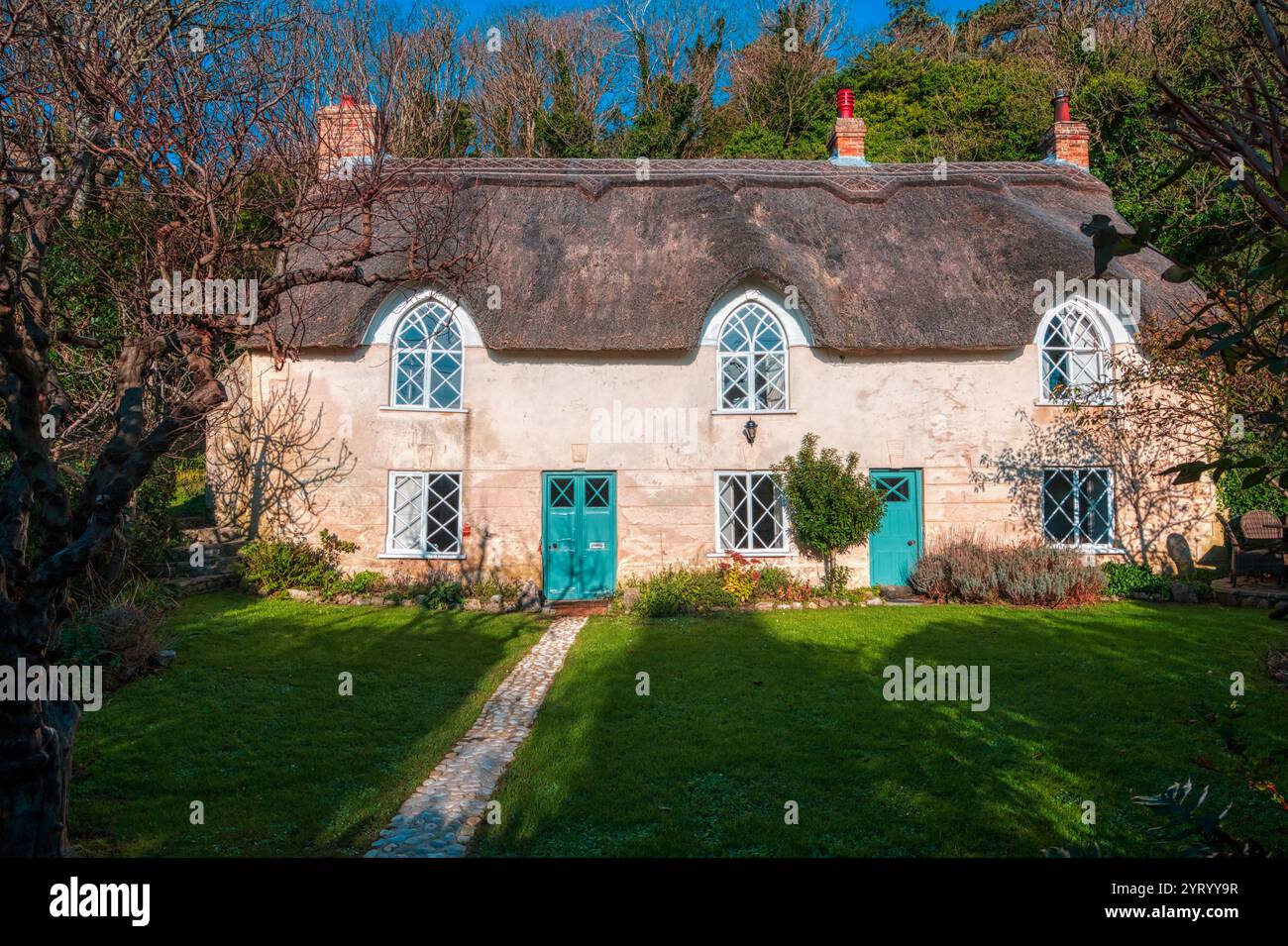 Blaue Türen in einem hübschen englischen WestCountry Cottage, Cove Cottage, Lulworth Cove, Dorset, Großbritannien Stockfoto
