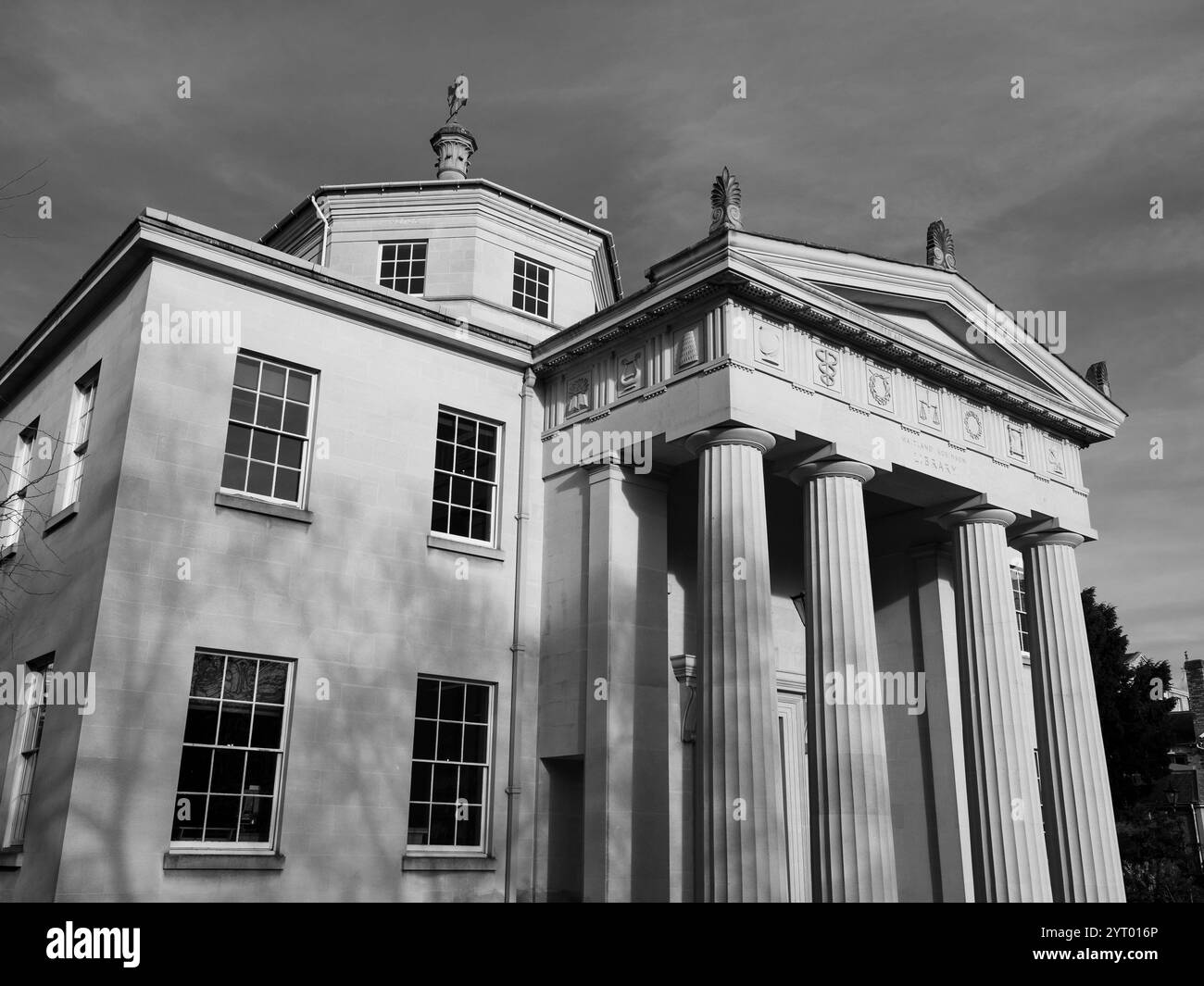 Schwarz und weiß, Säulen und Eingang, Maitland Robison Library, Downing College, University of Cambridge, Cambridge, Cambridgeshire, England, Großbritannien, GB. Stockfoto